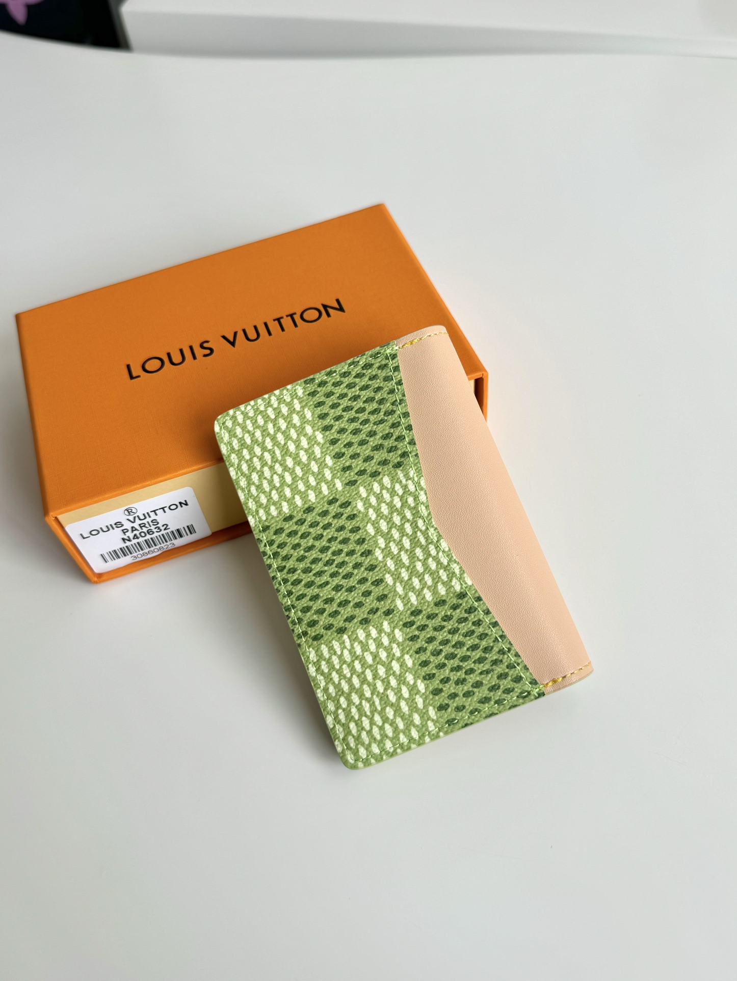 P360 N40632 ゴルフコースの鮮やかなカラーを取り入れたポケットウォレット。 L.Vuitton Marque déposée（マルケ・デポゼ）のロゴが、クラシックなダミエ・チェッカーボードを用いたタイラーの新しいテイストを際立たせます。 牛革のトリミングが洗練されたフォルムを強調 サイズ：11 x 7 x 1cm-ハイファッション バッグ