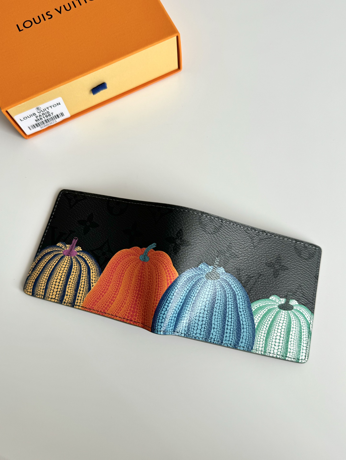 P380 M81967 The LVxYK Slender wallet joins the "pumpkin" theme of the exclusive new Louis Vuitton x Yayoi Kusama collectionThe House's classic Monclerogram Eclipse Reverse has been updated in color! Print features the famous pumpkins of two Japanese artists Size: 11 x 9 x 2cm