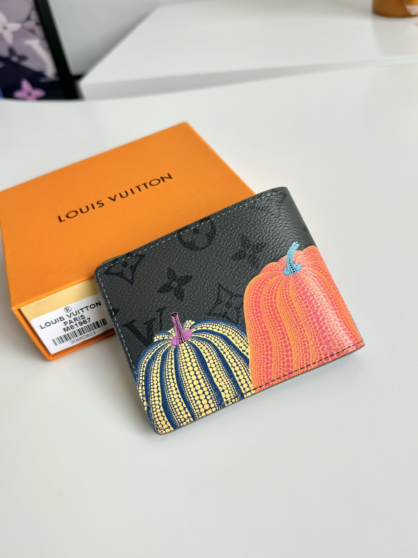 P380 M81967 The LVxYK Slender wallet joins the "pumpkin" theme of the exclusive new Louis Vuitton x Yayoi Kusama collectionThe House's classic Monclerogram Eclipse Reverse has been updated in color! Print features the famous pumpkins of two Japanese artists Size: 11 x 9 x 2cm