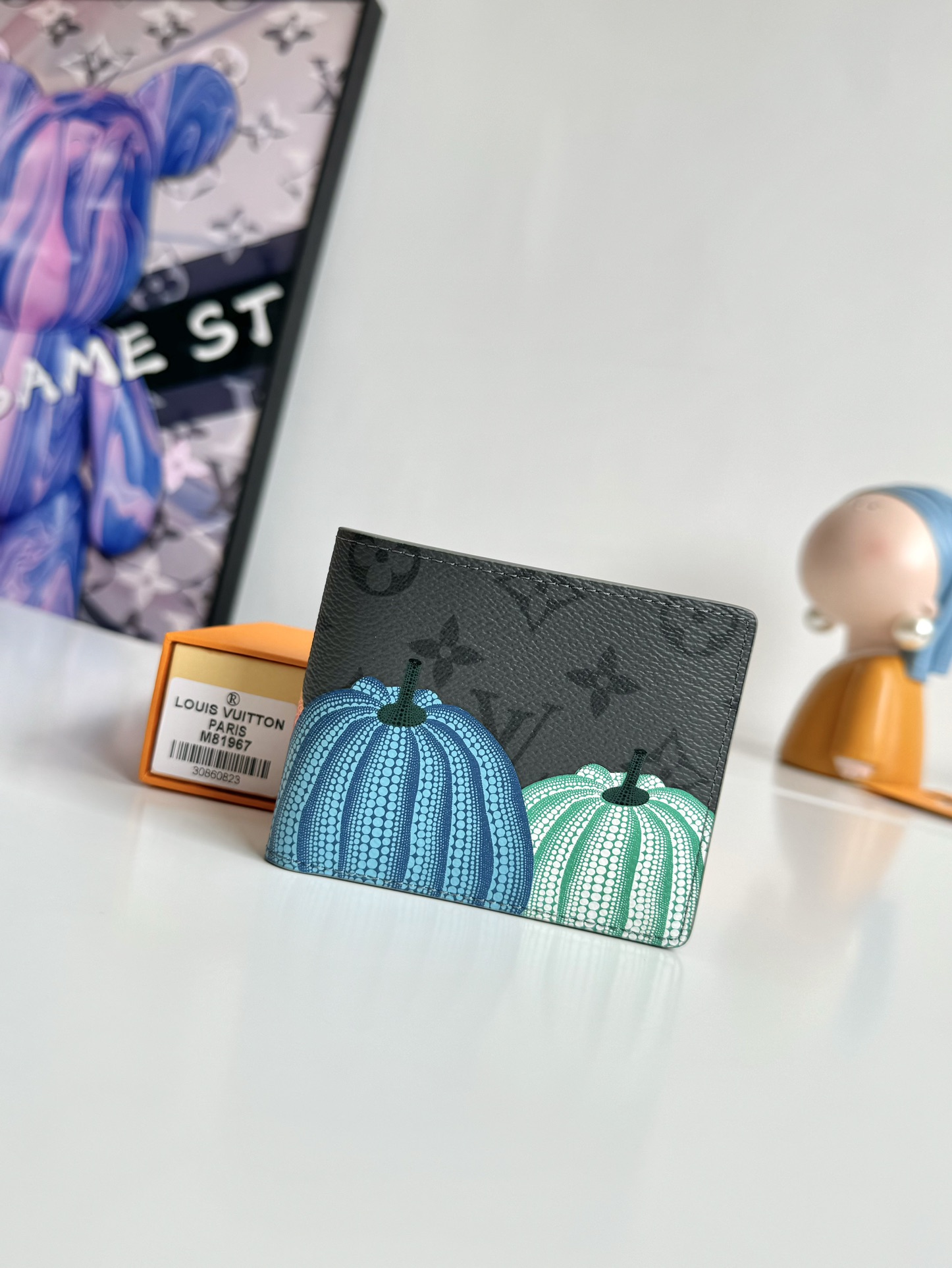 P380 M81967 The LVxYK Slender wallet joins the "pumpkin" theme of the exclusive new Louis Vuitton x Yayoi Kusama collectionThe House's classic Monclerogram Eclipse Reverse has been updated in color! Print features the famous pumpkins of two Japanese artists Size: 11 x 9 x 2cm