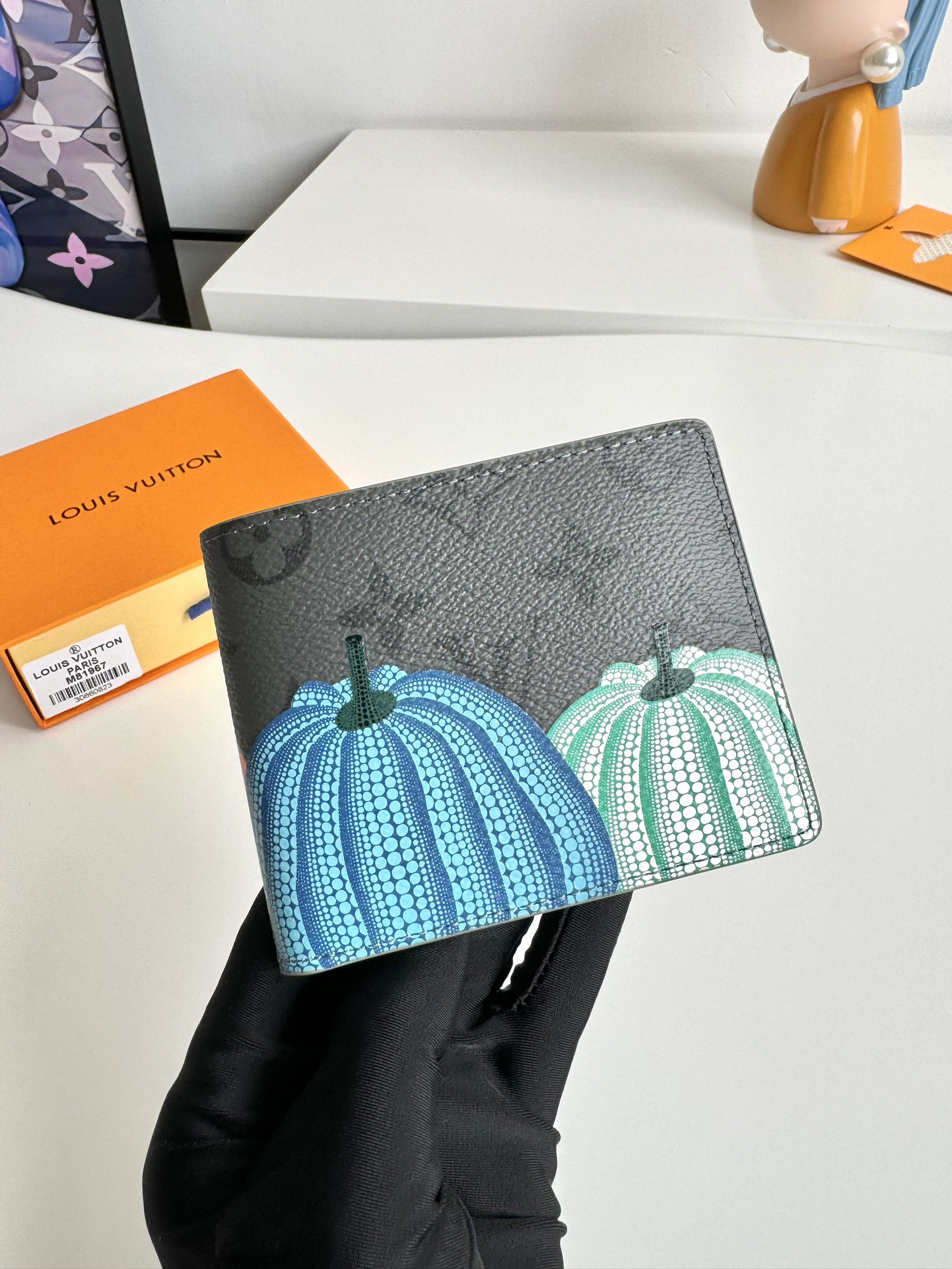 P380 M81967 The LVxYK Slender wallet joins the "pumpkin" theme of the exclusive new Louis Vuitton x Yayoi Kusama collectionThe House's classic Monclerogram Eclipse Reverse has been updated in color! Print features the famous pumpkins of two Japanese artists Size: 11 x 9 x 2cm