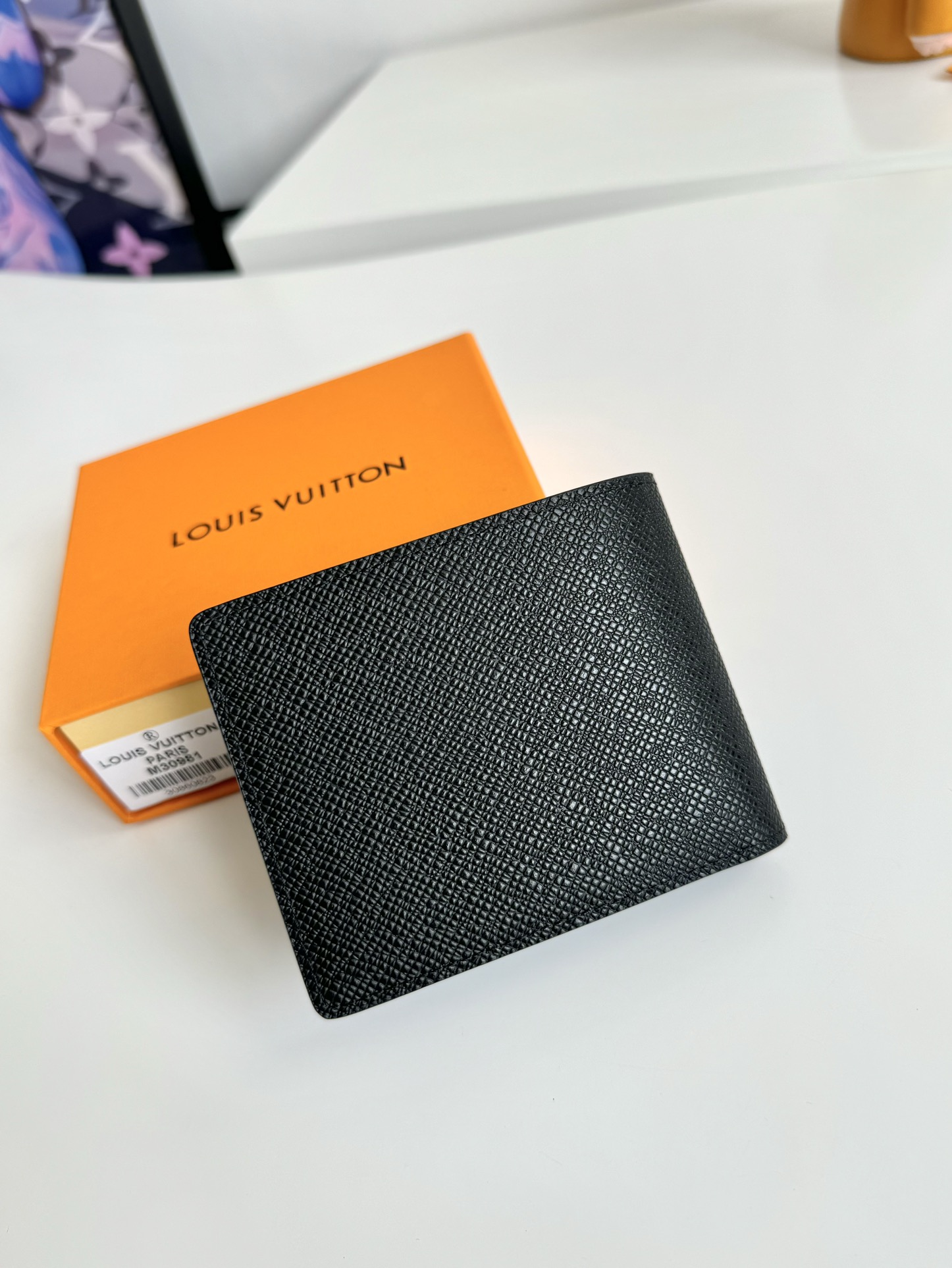 P380 M30981 This Multiple wallet features a minimalist design in Taïga cowhide leather with full grain texture and color contrasts for a gorgeous texture LV Letters Embossed Corner Dimensions: 11.5 x 9 x 1.5cm.