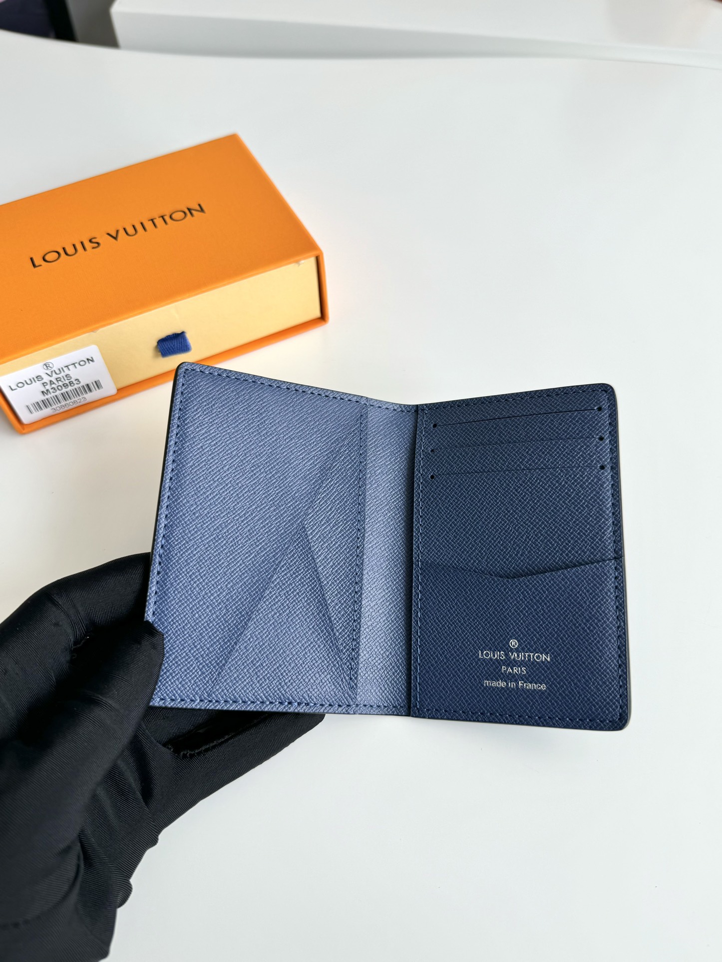 P360 M30983 This pocket wallet is made of Taïga cowhide leather dipped in natural tones and includes a card compartment, inner pocket and credit card pockets Size: 11 x 7.5 x 1cm.