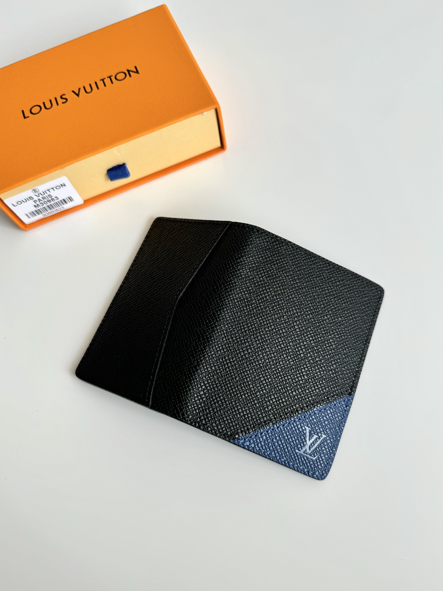 P360 M30983 This pocket wallet is made of Taïga cowhide leather dipped in natural tones and includes a card compartment, inner pocket and credit card pockets Size: 11 x 7.5 x 1cm.