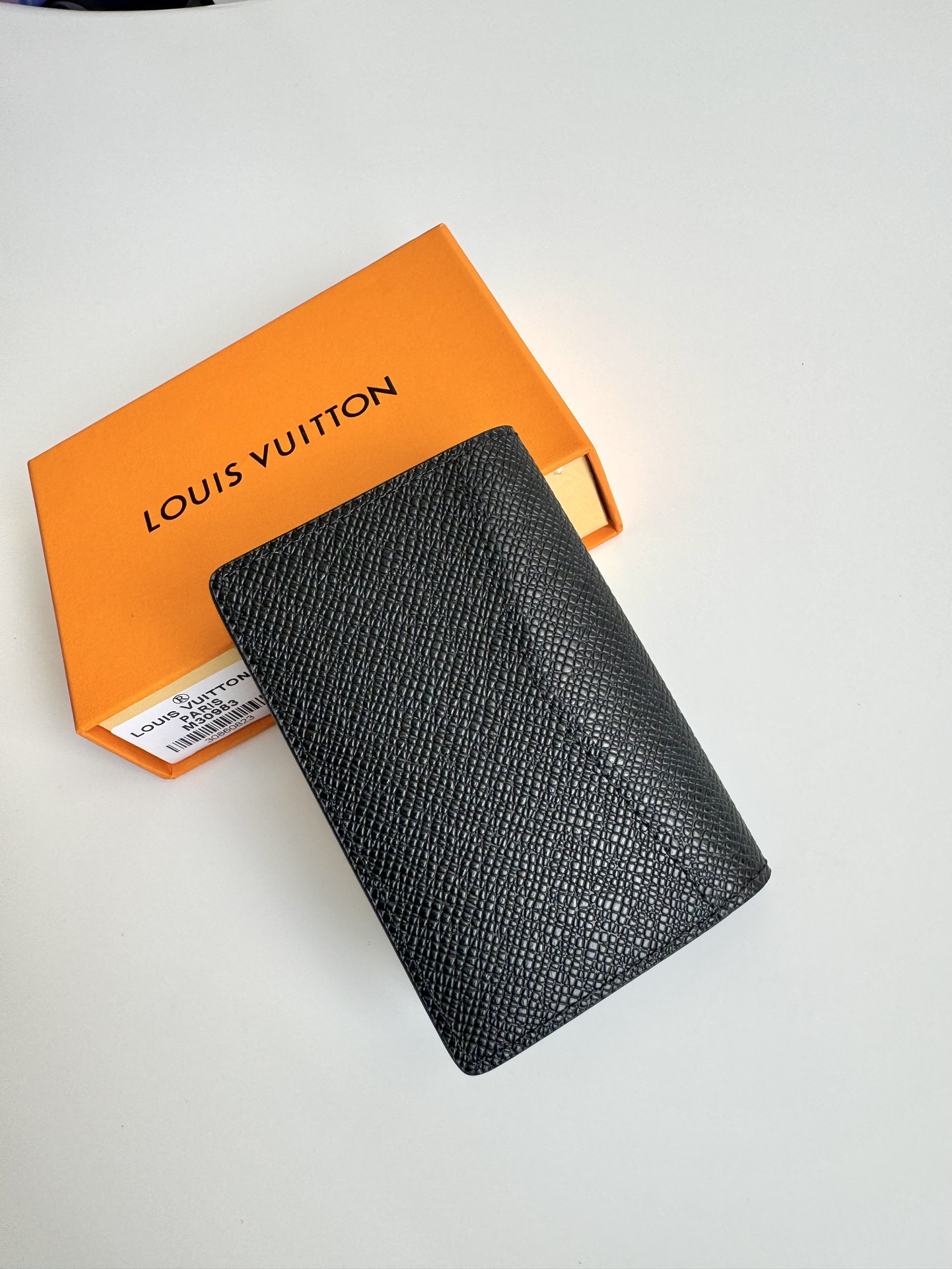 P360 M30983 This pocket wallet is made of Taïga cowhide leather dipped in natural tones and includes a card compartment, inner pocket and credit card pockets Size: 11 x 7.5 x 1cm.