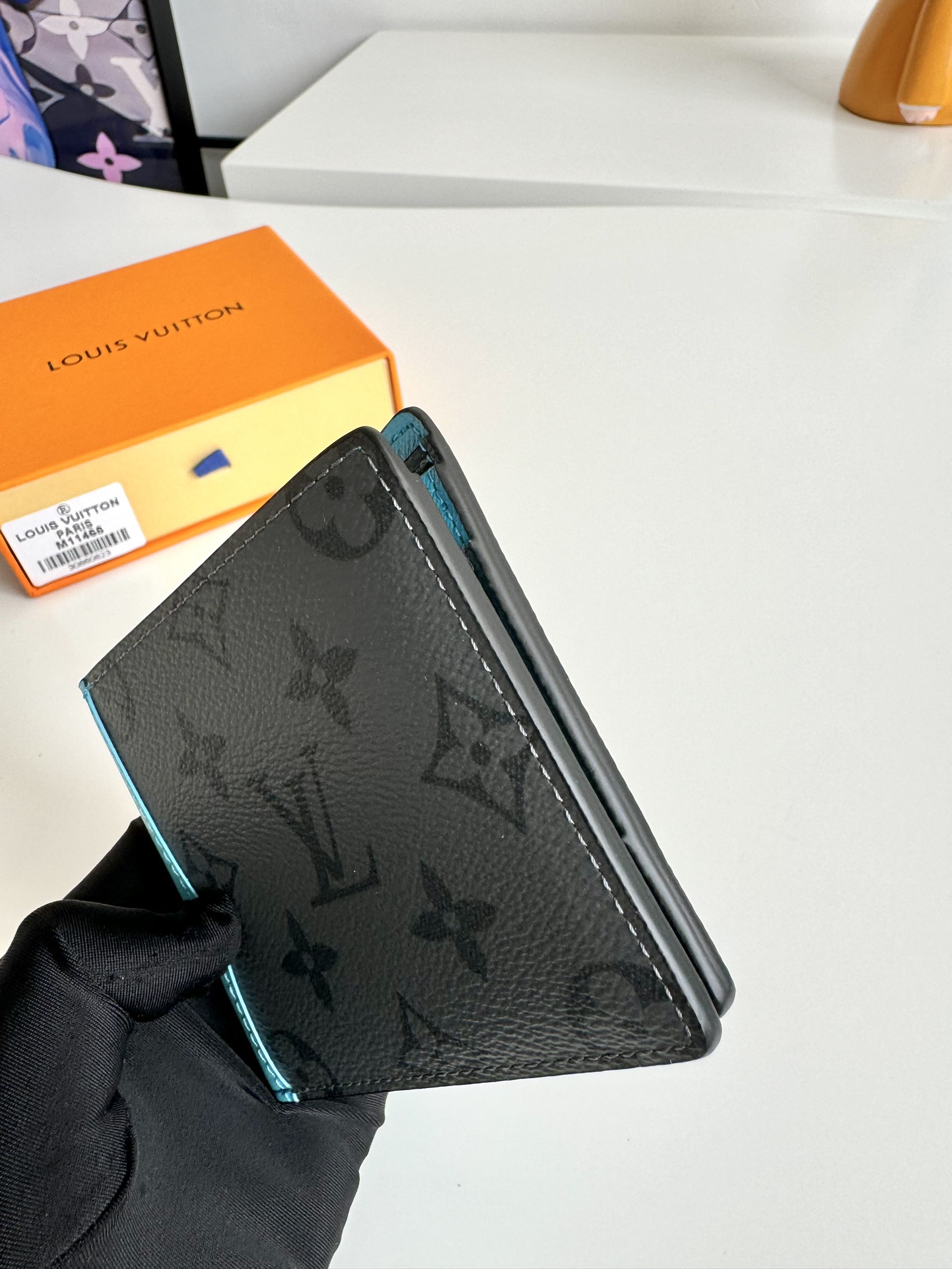 P380 M11468 This Multiple wallet is made of Monclerogram Eclipse Reverse coated canvas with clean lines and cowhide trim for an attention-grabbing brushstroke. Inside, there is a card compartment and a banknote compartment. The sleek and stylish design can easily fit in most pockets or handbags.