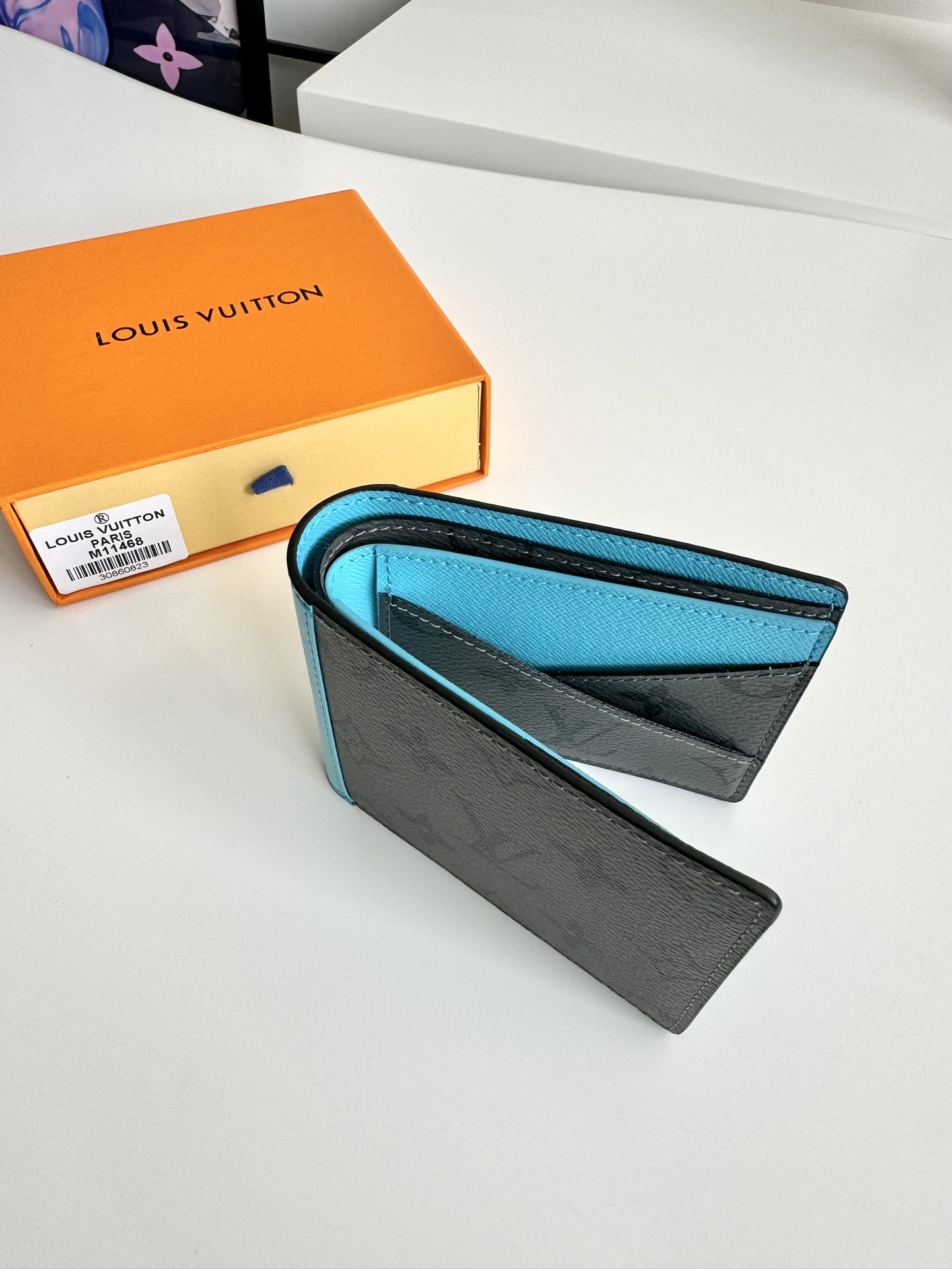 P380 M11468 This Multiple wallet is made of Monclerogram Eclipse Reverse coated canvas with clean lines and cowhide trim for an attention-grabbing brushstroke. Inside, there is a card compartment and a banknote compartment. The sleek and stylish design can easily fit in most pockets or handbags.