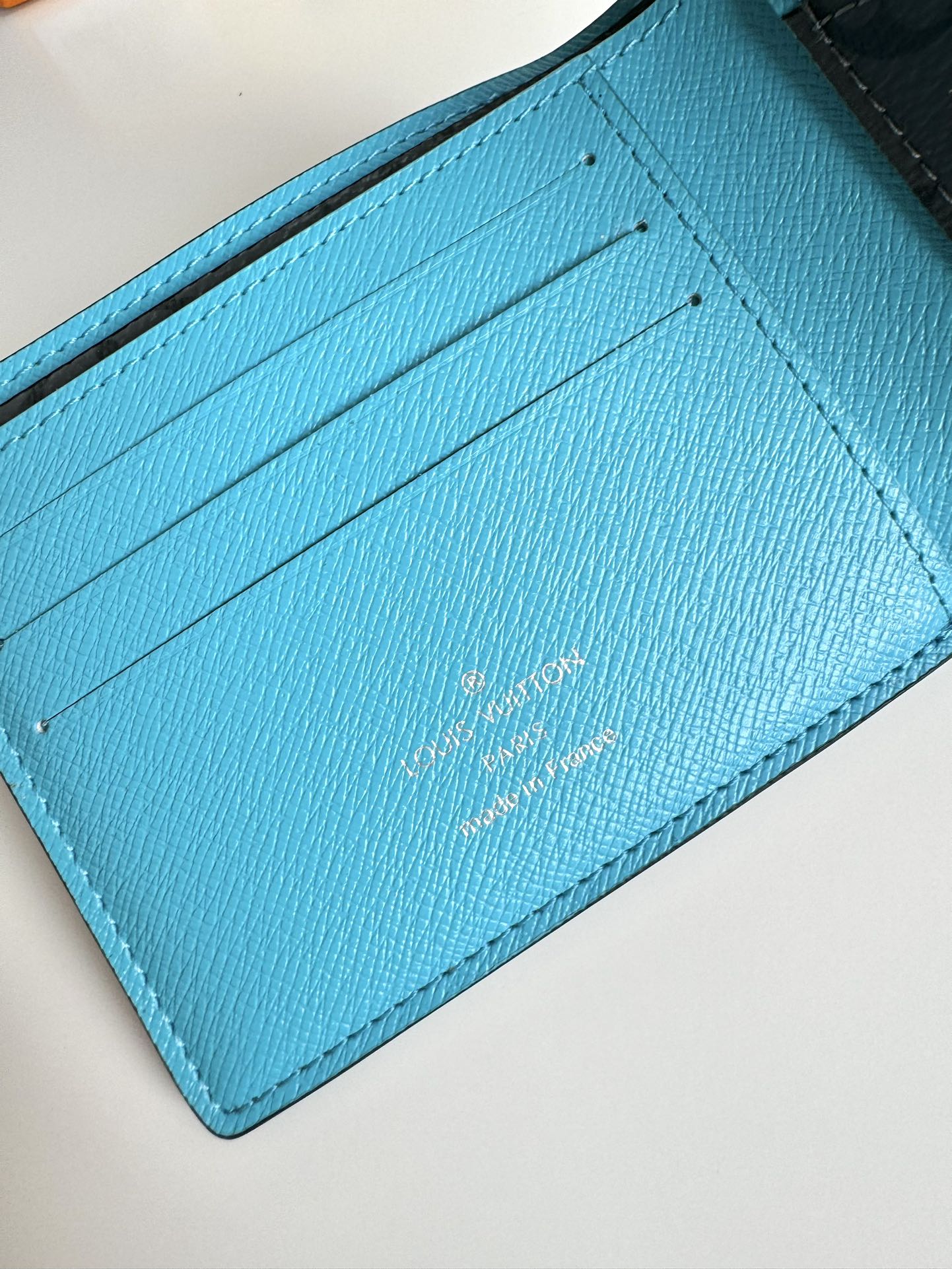 P380 M11468 This Multiple wallet is made of Monclerogram Eclipse Reverse coated canvas with clean lines and cowhide trim for an attention-grabbing brushstroke. Inside, there is a card compartment and a banknote compartment. The sleek and stylish design can easily fit in most pockets or handbags.