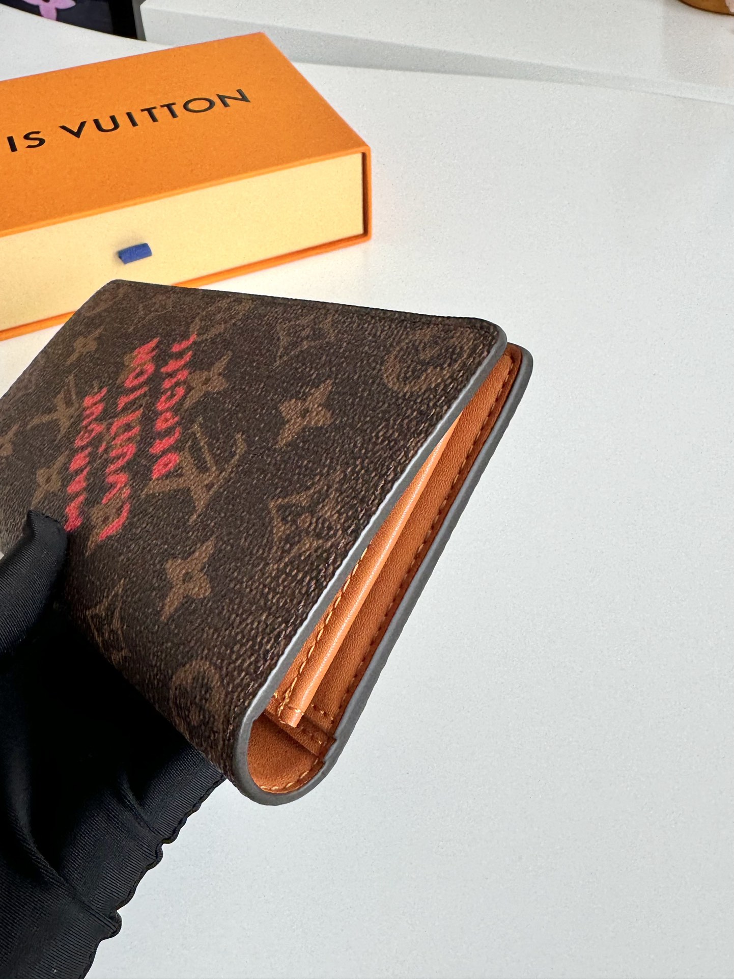 P480 M11707 This card holder is made of Monclerogram Dust canvas, giving the Monclerogram pattern an elegant faded look that shows Pharrell Williams' fresh take on a classic element with the vintage Marque L. Vuitton Déposée logo on the front, once again paying homage to the brand's longstanding legacy. Size: 19 × 10cm