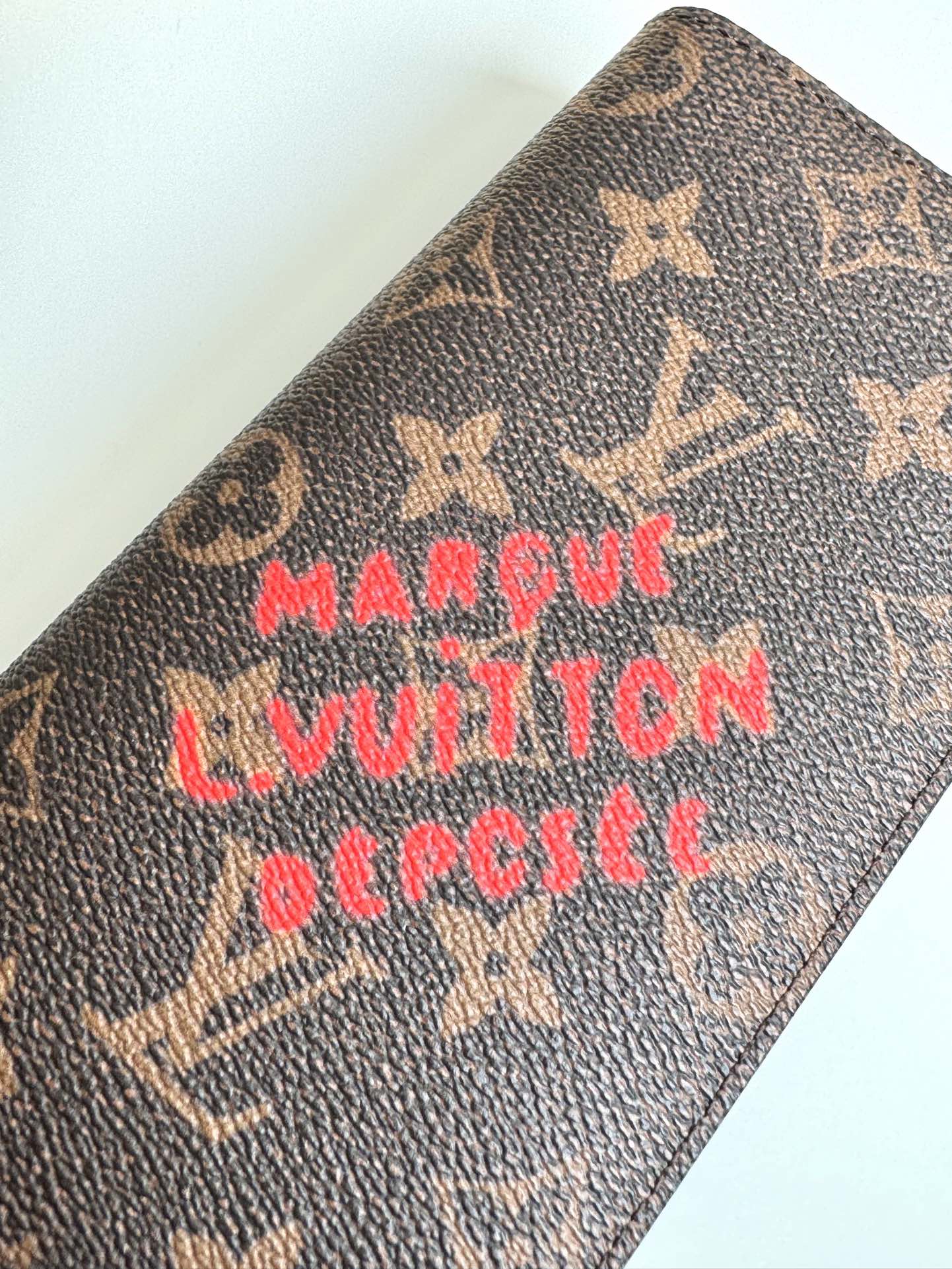 P480 M11707 Ce porte-cartes est réalisé en toile Monclerogram Dust et donne au motif Monclerogram un aspect délavé élégant, mettant en valeur le regard neuf de Pharrell Williams sur un élément classique avec le logo vintage Marque L. Vuitton Déposée sur le devant pour rappeler l'héritage de longue date de la marque. Taille : 19 × 10cm