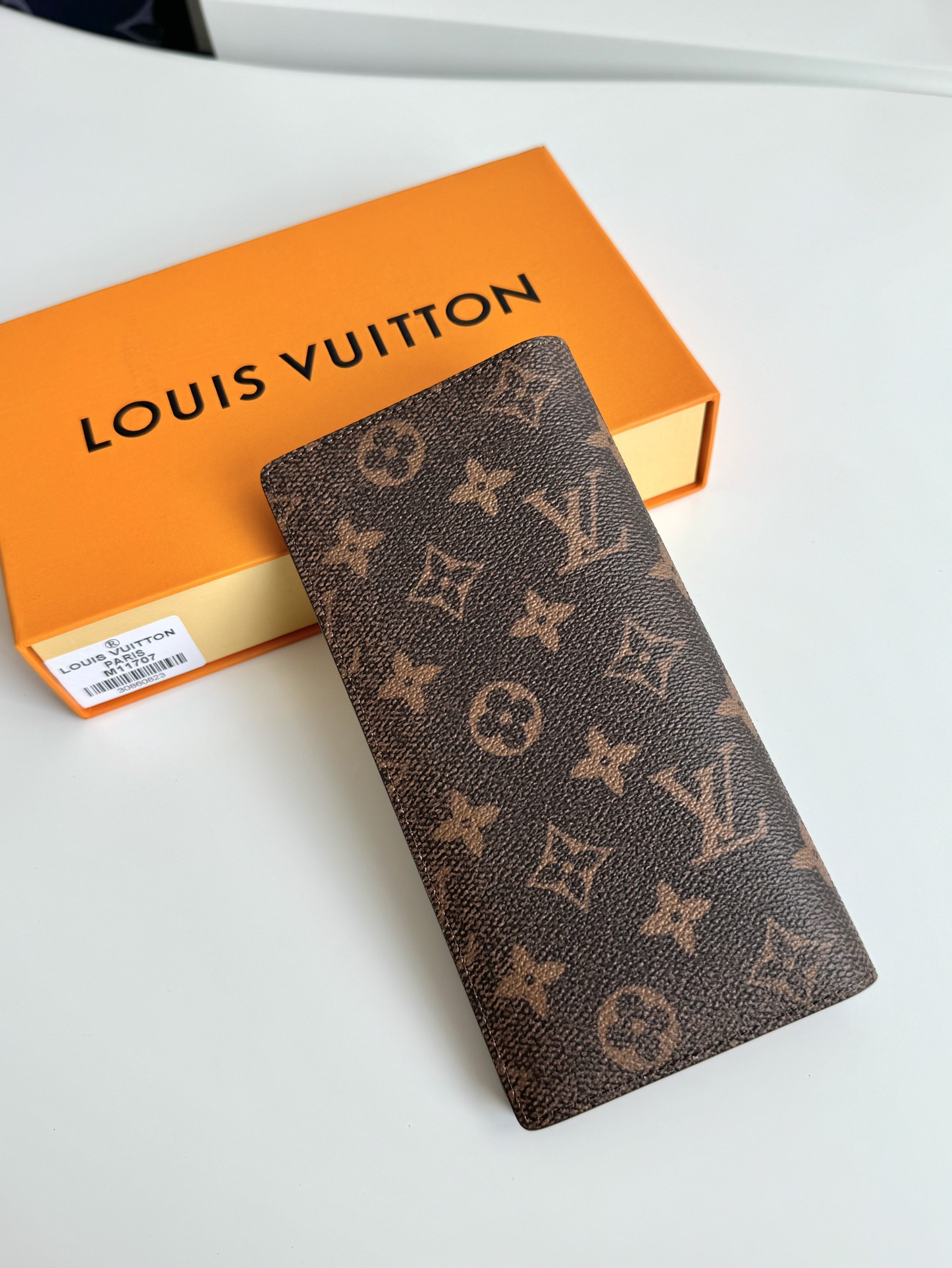 P480 M11707 This card holder is made of Monclerogram Dust canvas, giving the Monclerogram pattern an elegant faded look that shows Pharrell Williams' fresh take on a classic element with the vintage Marque L. Vuitton Déposée logo on the front, once again paying homage to the brand's longstanding legacy. Size: 19 × 10cm