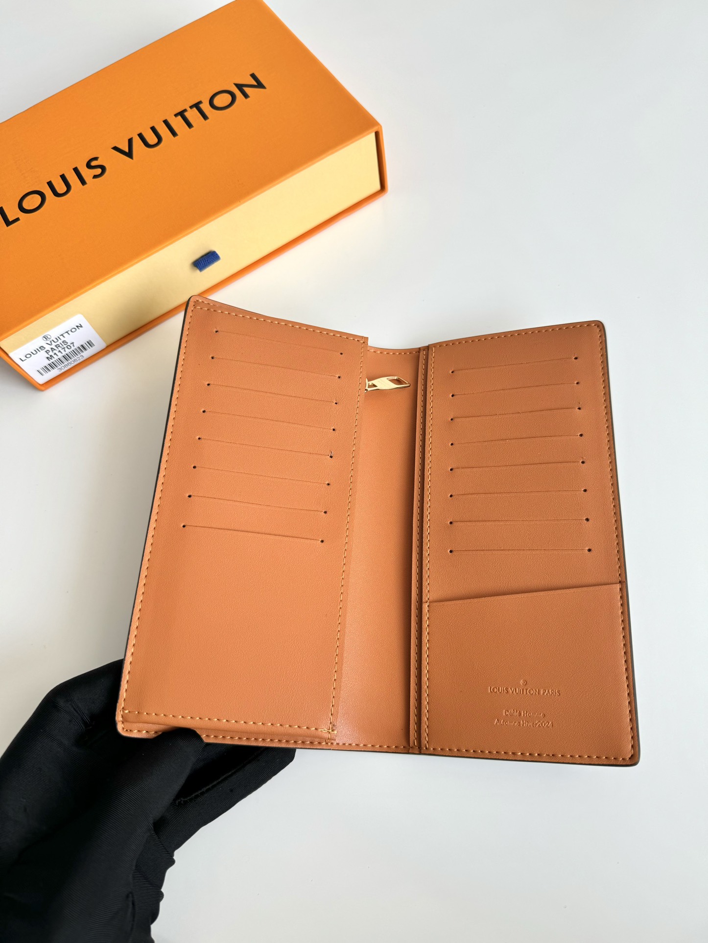 P480 M11707 This card holder is made of Monclerogram Dust canvas, giving the Monclerogram pattern an elegant faded look that shows Pharrell Williams' fresh take on a classic element with the vintage Marque L. Vuitton Déposée logo on the front, once again paying homage to the brand's longstanding legacy. Size: 19 × 10cm