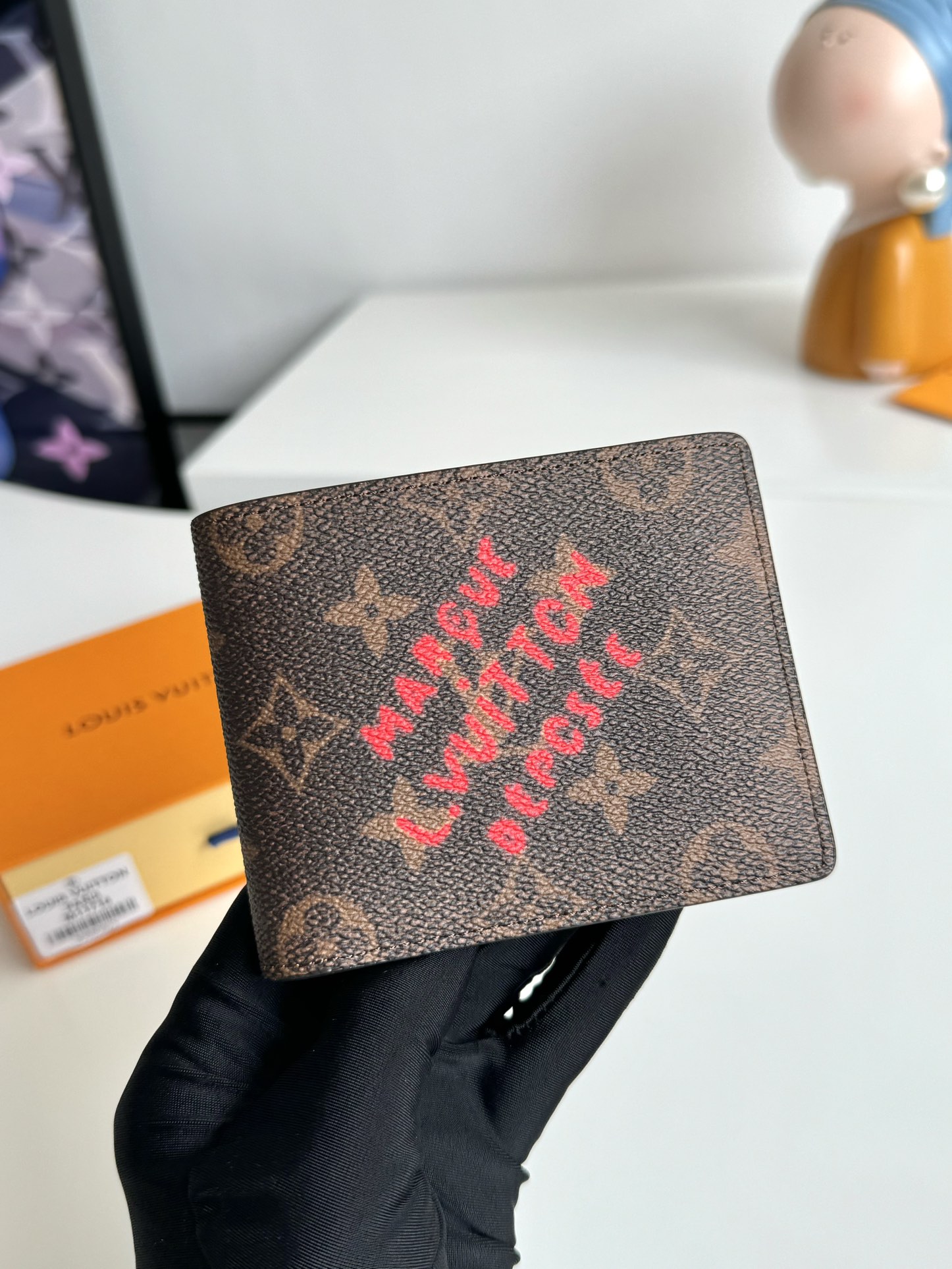 P400 M11716 Pharrell Williams' beloved Marque L. Vuitton Déposée logo embellishes the Multiple wallet, reinvigorating the vintage Monclerogram elementsCard compartment, interior pockets, compartments, and billfold add functionalityDimensions: 11.5×9×1.5cm