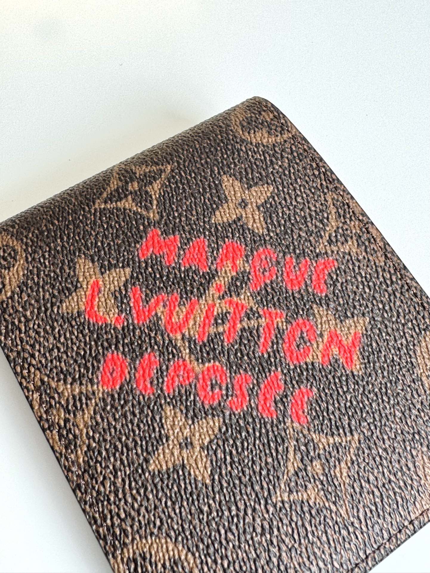 P400 M11716 Pharrell Williams' beloved Marque L. Vuitton Déposée logo embellishes the Multiple wallet, reinvigorating the vintage Monclerogram elementsCard compartment, interior pockets, compartments, and billfold add functionalityDimensions: 11.5×9×1.5cm