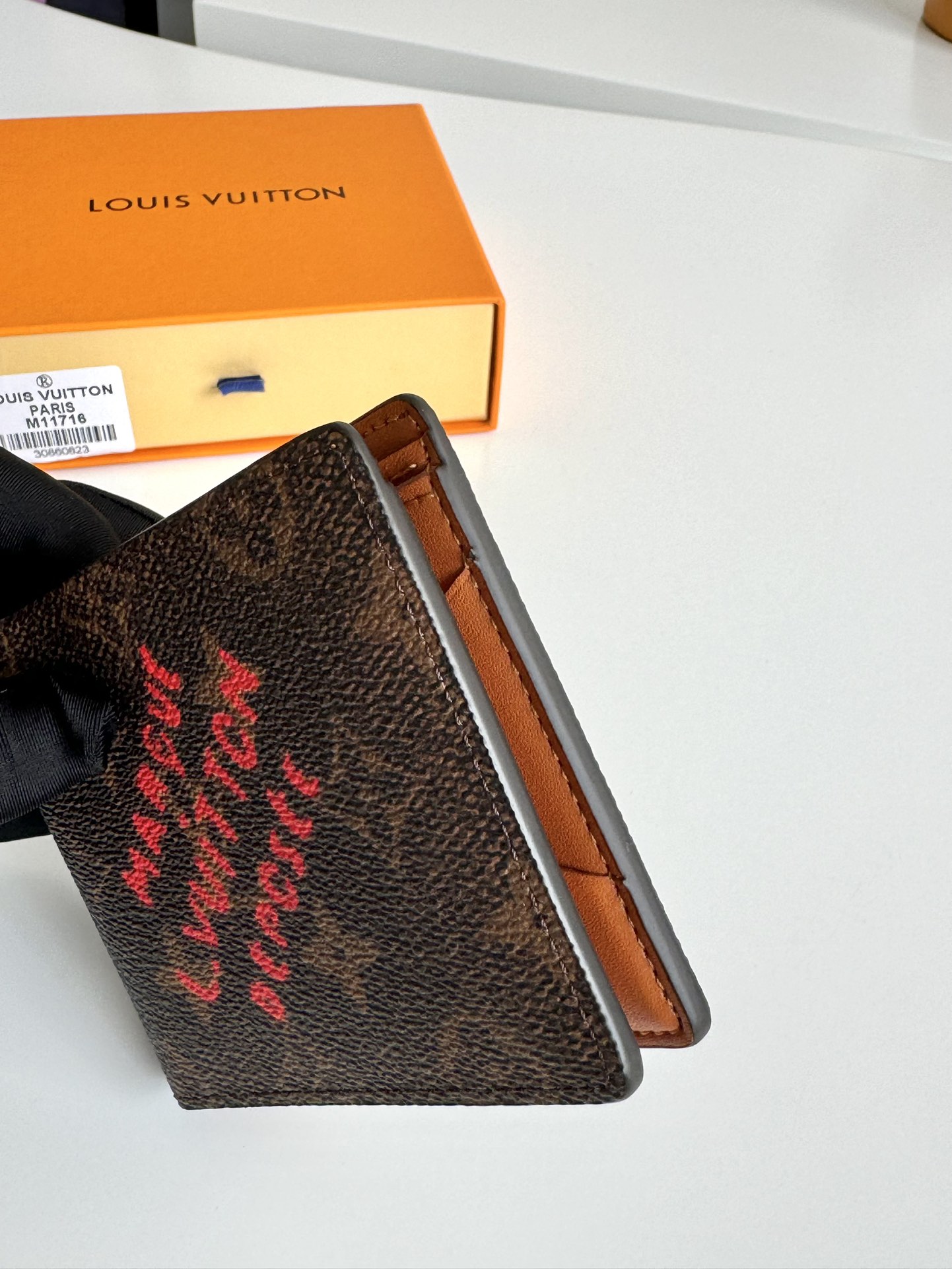 P400 M11716 Pharrell Williams' beloved Marque L. Vuitton Déposée logo embellishes the Multiple wallet, reinvigorating the vintage Monclerogram elementsCard compartment, interior pockets, compartments, and billfold add functionalityDimensions: 11.5×9×1.5cm