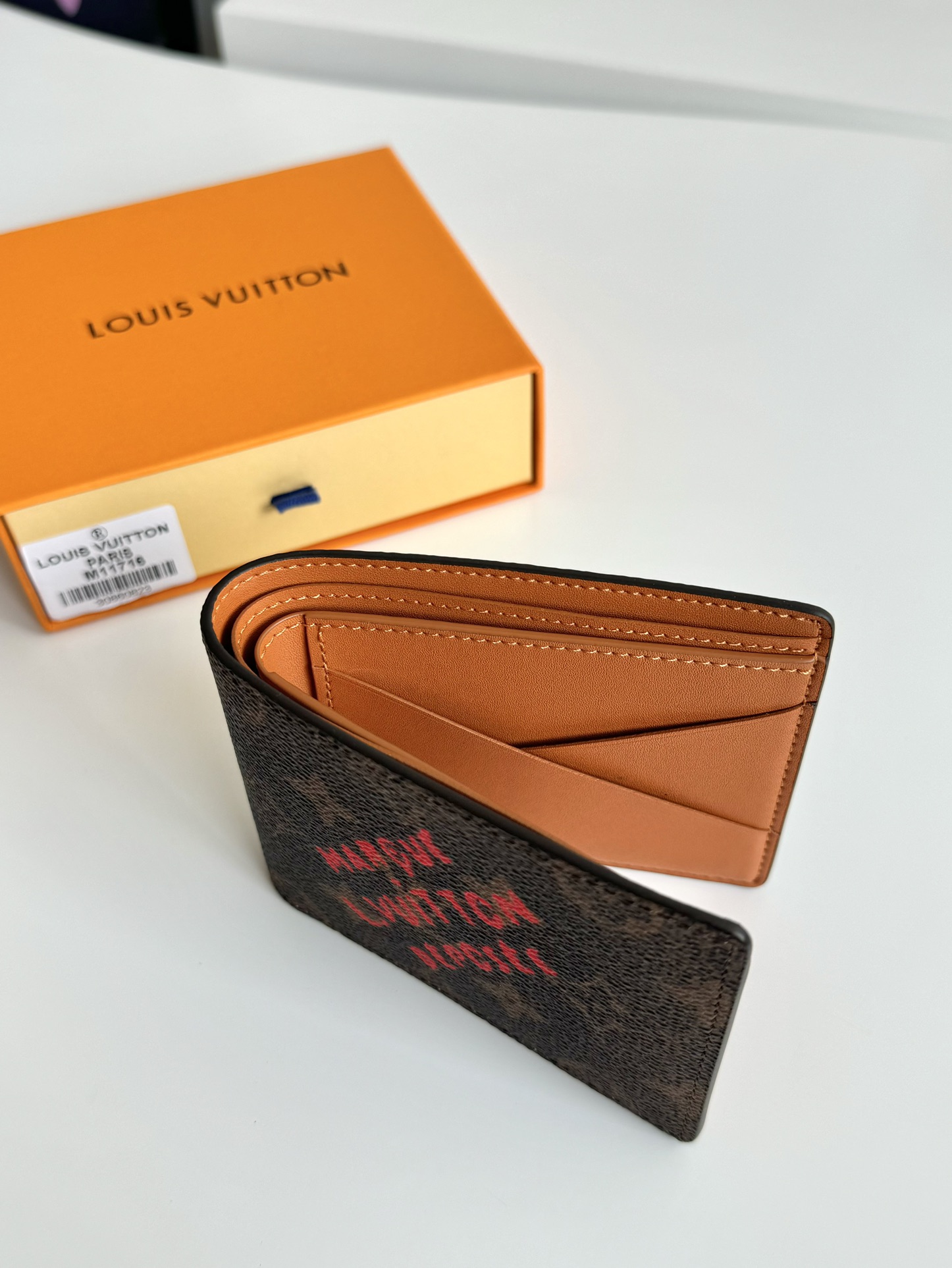 P400 M11716 Pharrell Williams' beloved Marque L. Vuitton Déposée logo embellishes the Multiple wallet, reinvigorating the vintage Monclerogram elementsCard compartment, interior pockets, compartments, and billfold add functionalityDimensions: 11.5×9×1.5cm