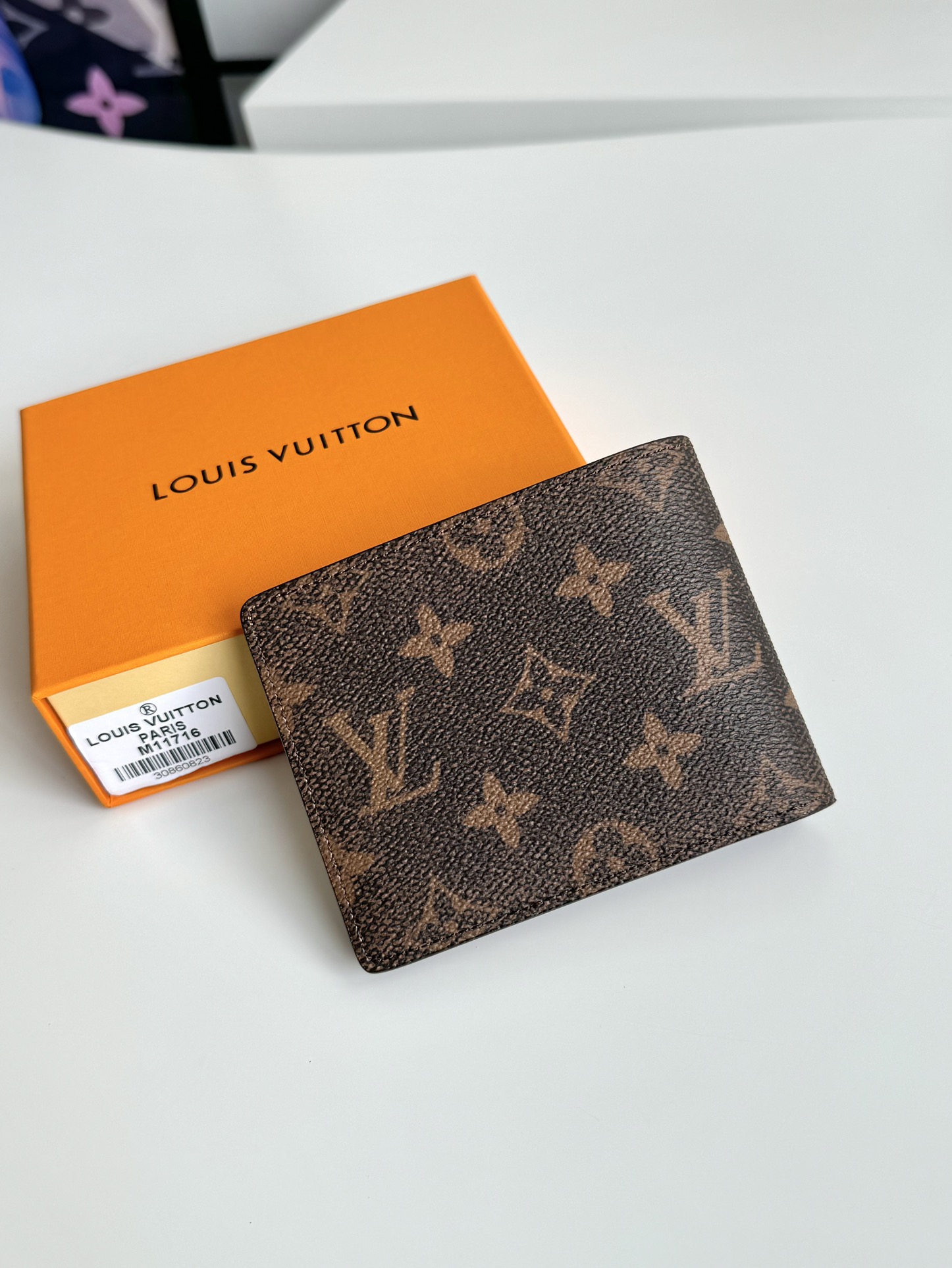 Image [2]-P400 M11716 Le logo Marque L.Vuitton Déposée cher à Pharrell Williams embellit le portefeuille Multiple, injectant une énergie vibrante dans les éléments Monclerogram vintageCompartiments de carte, poches intérieures, compartiments et porte-billets ajoutent de la fonctionnalité au mélangeTaille : 11,5 x 9 x 1,5 cm. cm- sacs de haute qualité