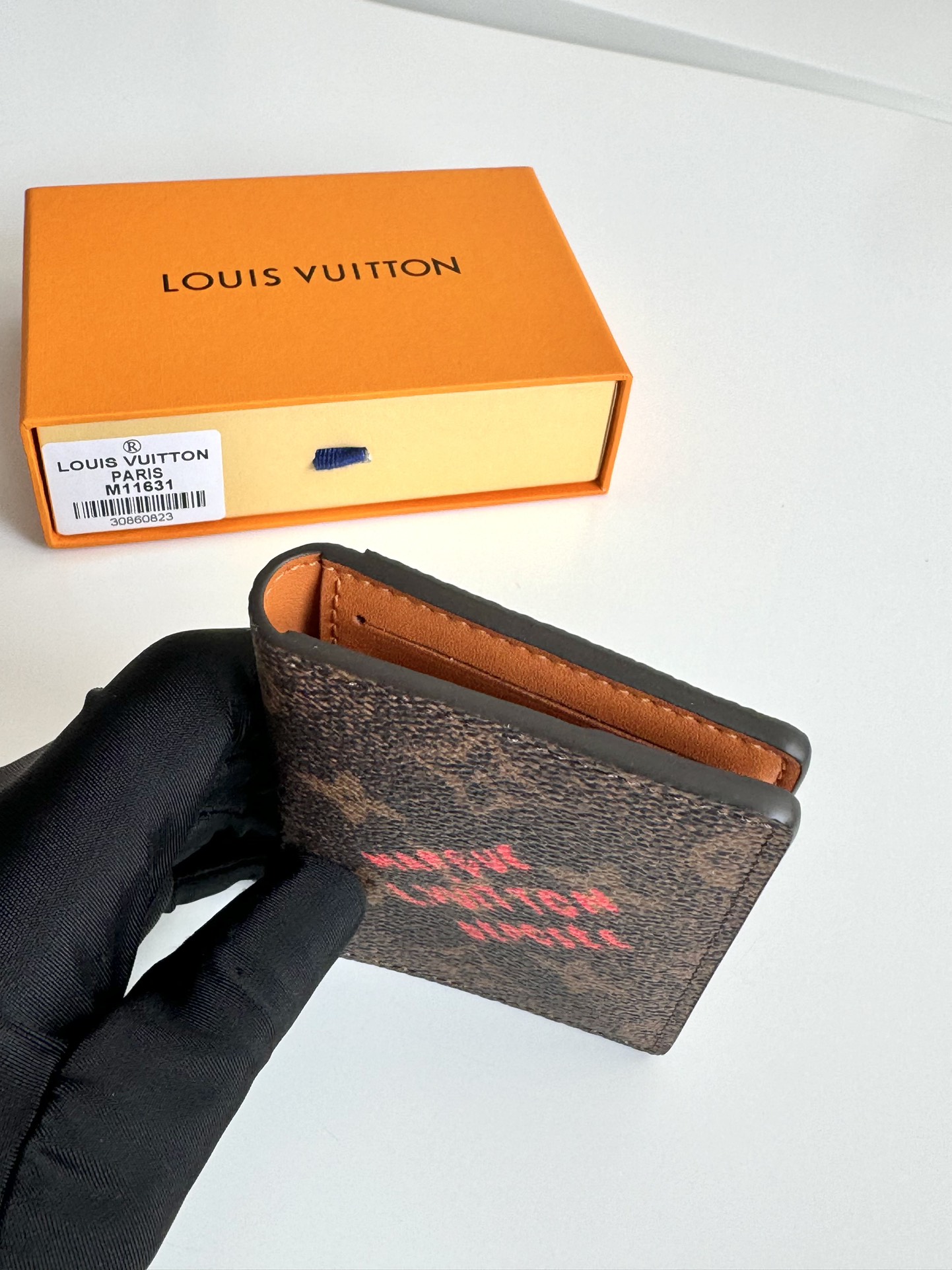 P380 M11631 This pocket wallet is made from Monclerogram Dust canvas, giving the Monclerogram pattern an elegantly faded look that showcases Pharrell Williams' fresh take on the classic element with a vintage Marque L. Vuitton Déposée logo on the front that once again pays homage to the brand's longstanding heritage: 11 x 7.5 x 1cm