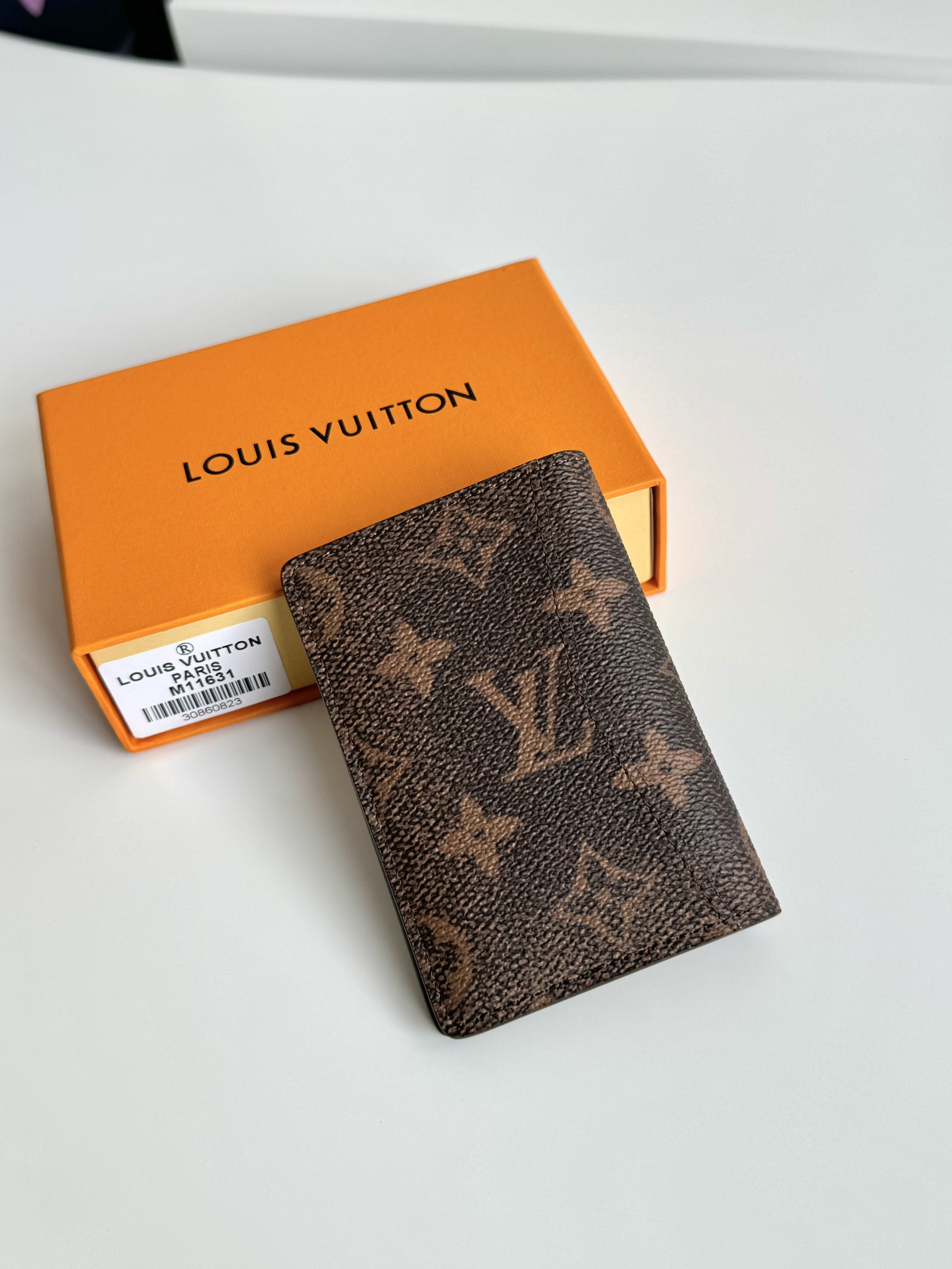 P380 M11631 This pocket wallet is made from Monclerogram Dust canvas, giving the Monclerogram pattern an elegantly faded look that showcases Pharrell Williams' fresh take on the classic element with a vintage Marque L. Vuitton Déposée logo on the front that once again pays homage to the brand's longstanding heritage: 11 x 7.5 x 1cm