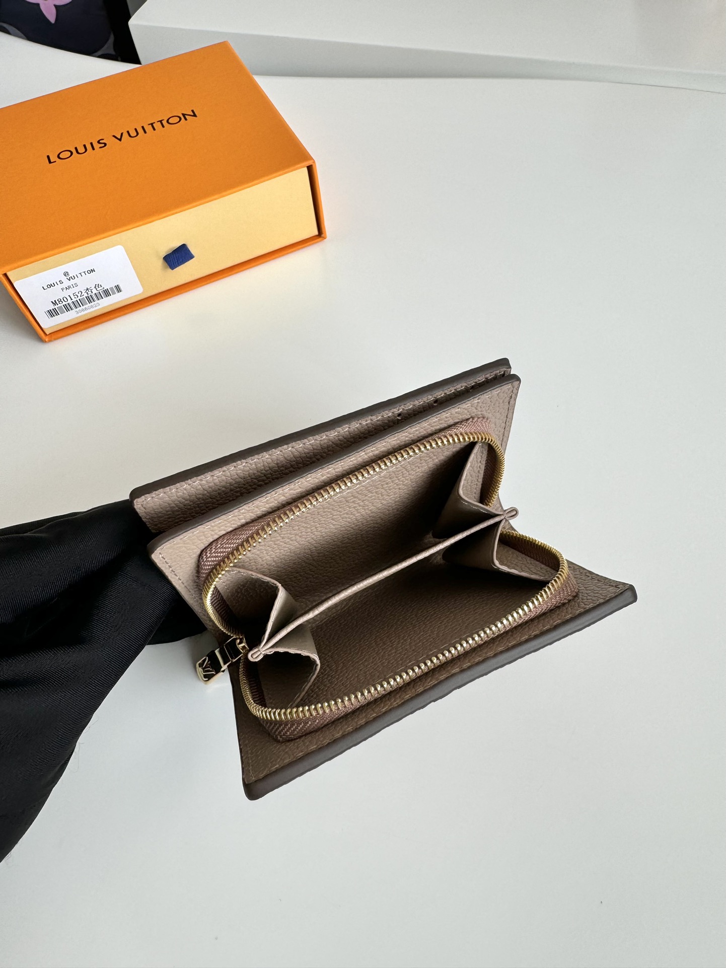 P480 M80152 Black Ce portefeuille Cléa est réalisé en cuir de vachette grainé Monclerogram Empreinte avec l'embossage Monclerogram emblématique de Louis Vuitton pour un design élégant et sophistiqué. Il est petit et spacieux avec une poche plaquée, une poche zippée pour la monnaie, un compartiment pour les billets et six fentes pour les cartes de crédit.