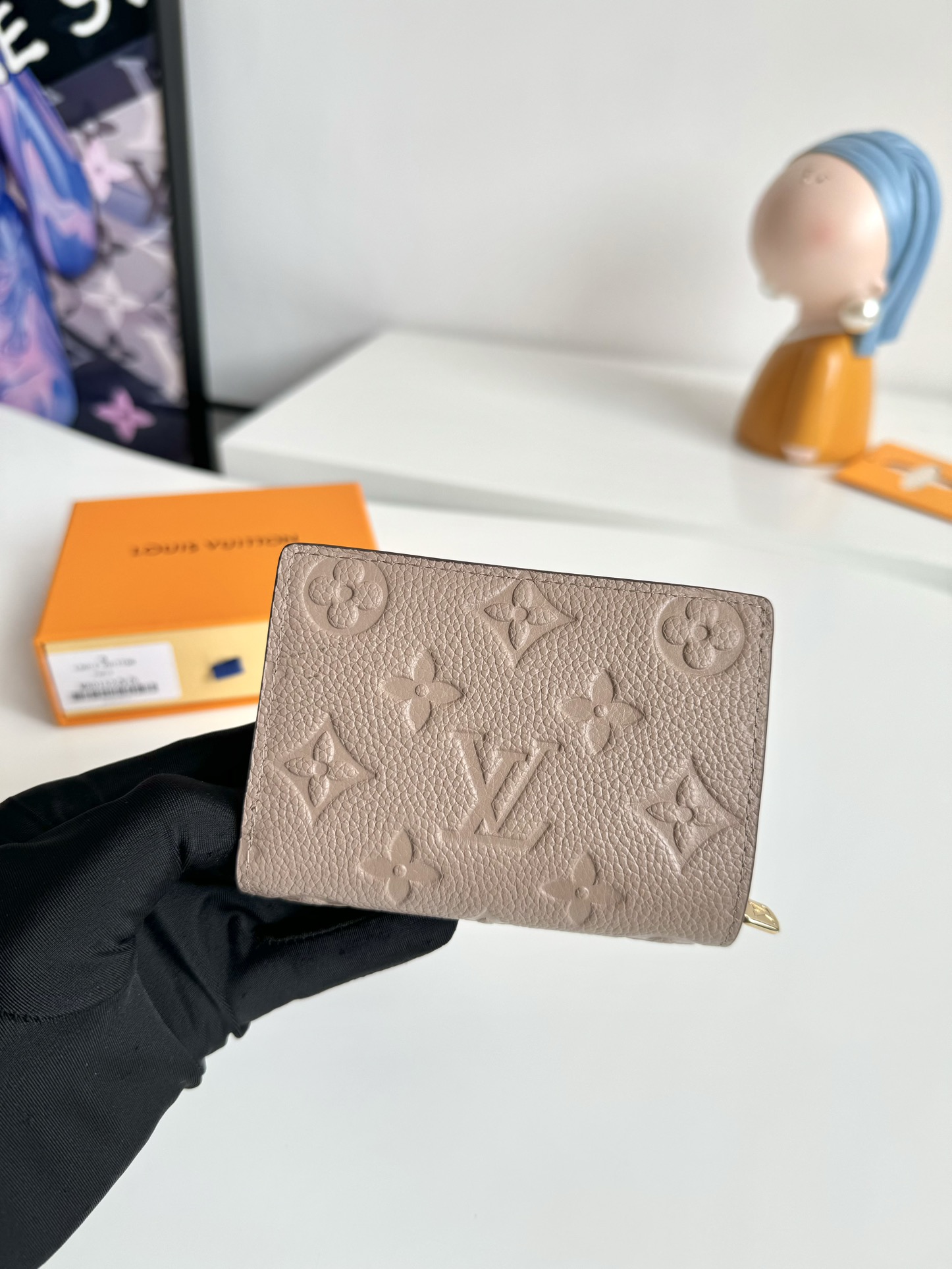 P480 M80152 Black Ce portefeuille Cléa est réalisé en cuir de vachette grainé Monclerogram Empreinte avec l'embossage Monclerogram emblématique de Louis Vuitton pour un design élégant et sophistiqué. Il est petit et spacieux avec une poche plaquée, une poche zippée pour la monnaie, un compartiment pour les billets et six fentes pour les cartes de crédit.