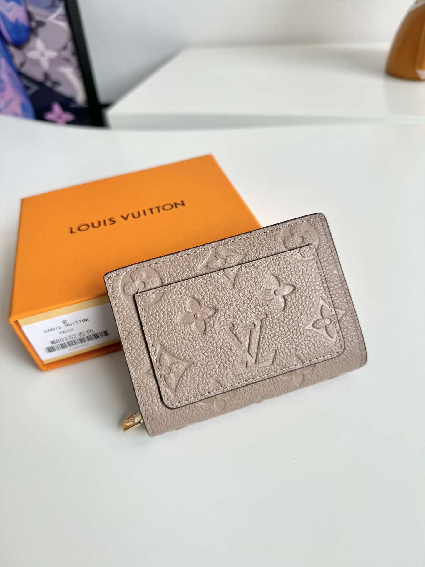 P480 M80152 Black Ce portefeuille Cléa est réalisé en cuir de vachette grainé Monclerogram Empreinte avec l'embossage Monclerogram emblématique de Louis Vuitton pour un design élégant et sophistiqué. Il est petit et spacieux avec une poche plaquée, une poche zippée pour la monnaie, un compartiment pour les billets et six fentes pour les cartes de crédit.