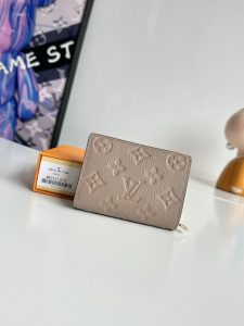 P480 M80152 Apricot This Cléa wallet is made of soft grained Monclerogram Empreinte cowhide with Louis Vuitton's iconic Monclerogram embossing in a sleek, compact yet spacious design featuring a patch pocket, zippered coin pocket, bill compartment and six credit card slots Size: 12 x 9 x 3.5cm.