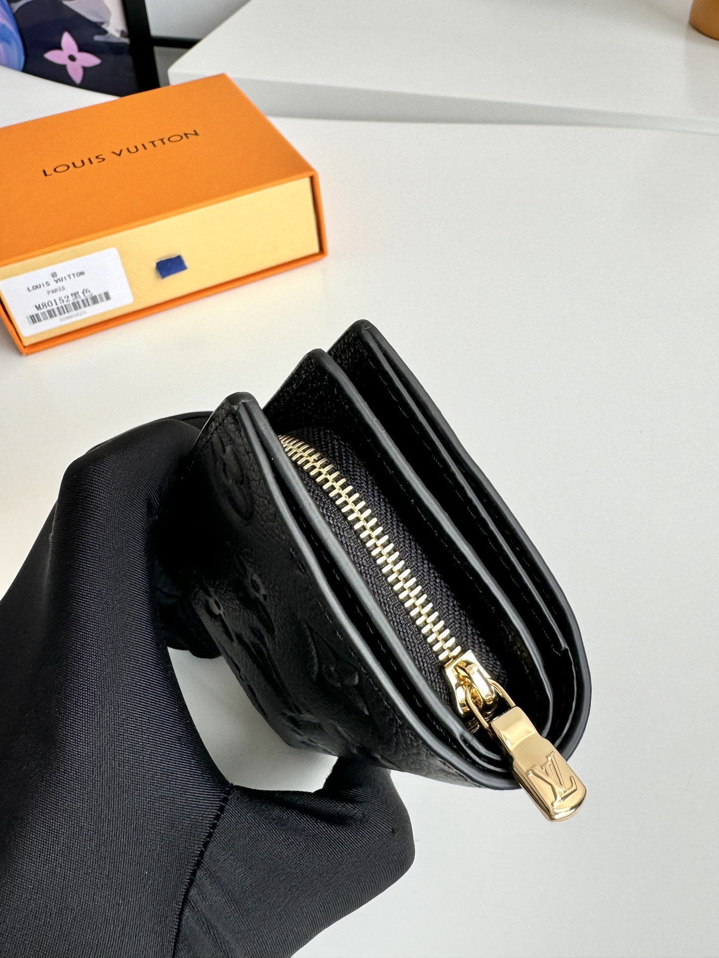 P480 M80152 Negro Esta cartera Cléa está confeccionada en suave piel de vacuno Monclerogram Empreinte granulada con el icónico grabado Monclerogram de Louis Vuitton para un diseño elegante y sofisticado. Es pequeña y espaciosa, con un bolsillo de parche, un monedero con cremallera, un compartimento para billetes y seis ranuras para tarjetas de crédito.