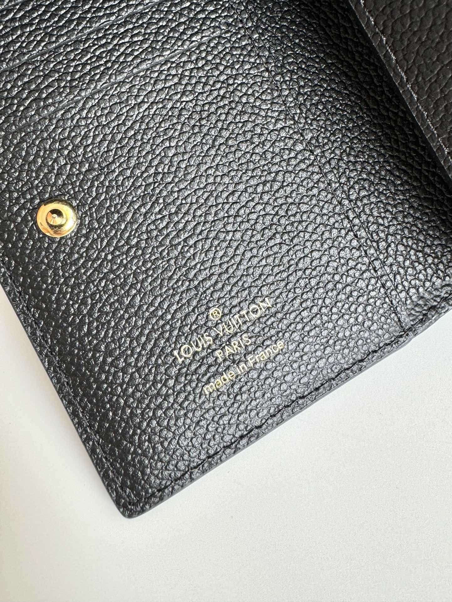 P480 M80152 Preto Esta carteira Cléa é fabricada em pele de vaca Monclerogram Empreinte de grão suave com o emblemático relevo Monclerogram da Louis Vuitton para um design elegante e sofisticado. É pequena e espaçosa com um bolso de remendo, um bolso com fecho para moedas, um compartimento para notas e seis ranhuras para cartões de crédito.