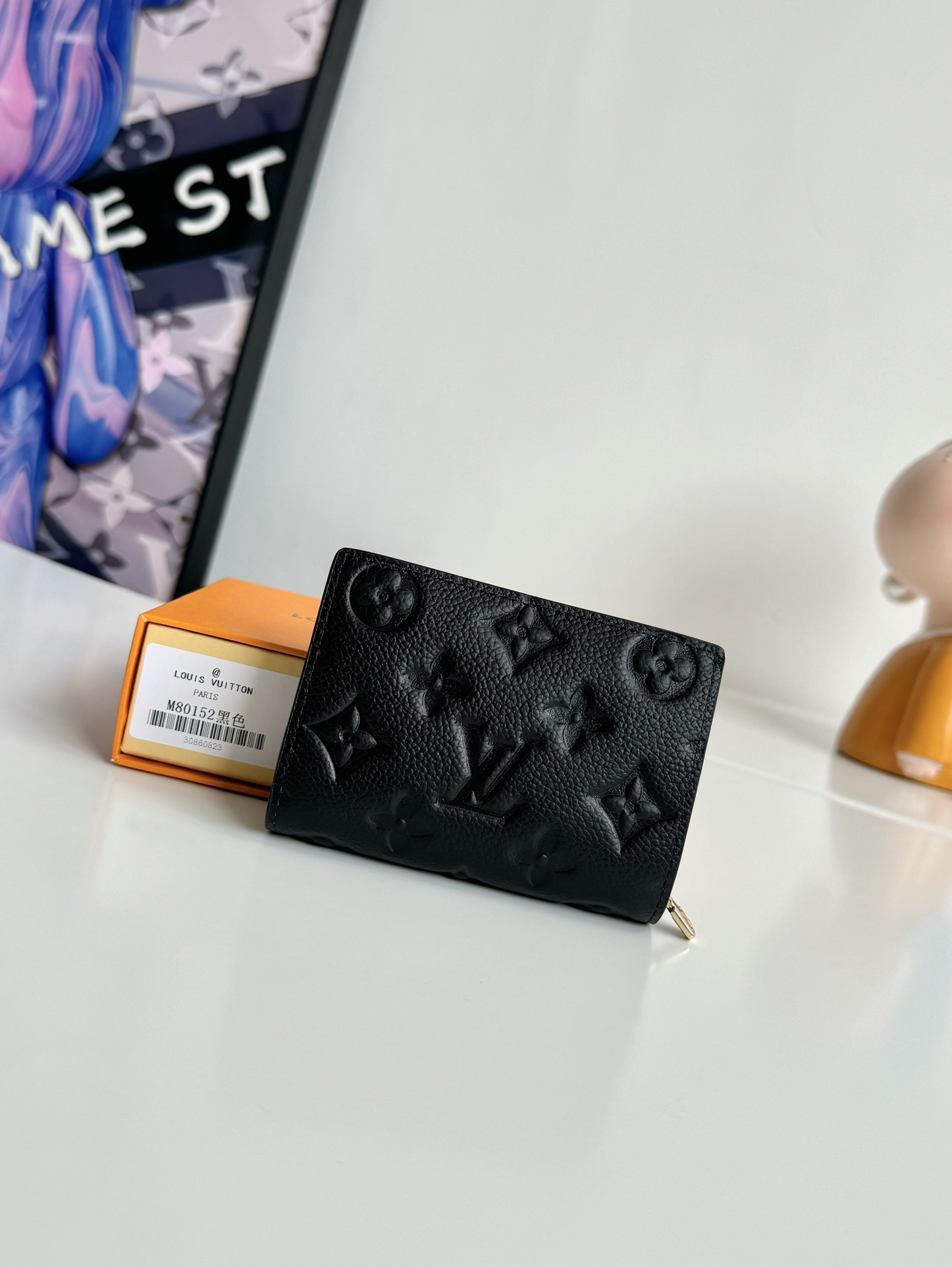 P480 M80152 Negro Esta cartera Cléa está confeccionada en suave piel de vacuno Monclerogram Empreinte granulada con el icónico grabado Monclerogram de Louis Vuitton para un diseño elegante y sofisticado. Es pequeña y espaciosa, con un bolsillo de parche, un monedero con cremallera, un compartimento para billetes y seis ranuras para tarjetas de crédito.