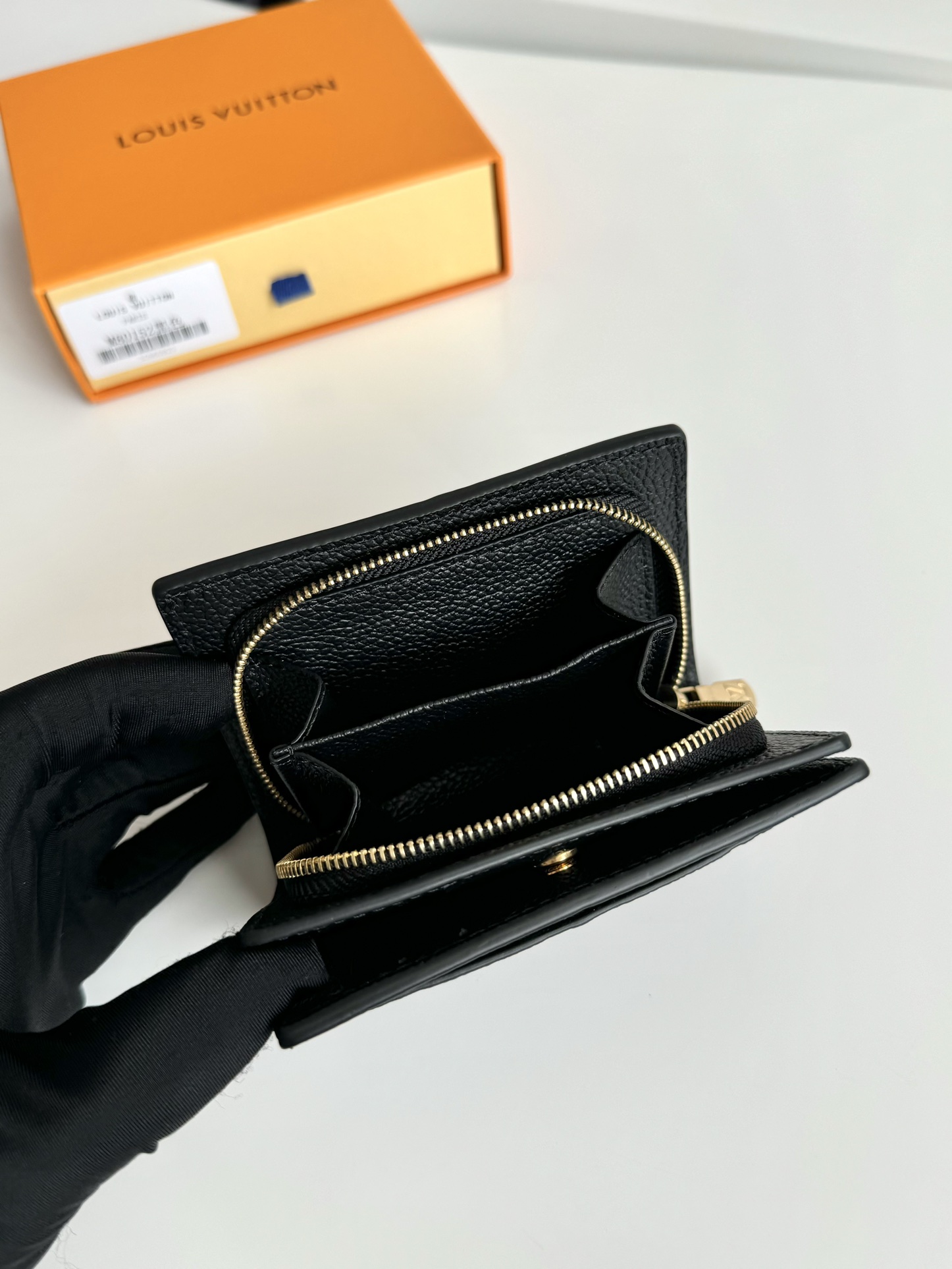 P480 M80152 Negro Esta cartera Cléa está confeccionada en suave piel de vacuno Monclerogram Empreinte granulada con el icónico grabado Monclerogram de Louis Vuitton para un diseño elegante y sofisticado. Es pequeña y espaciosa, con un bolsillo de parche, un monedero con cremallera, un compartimento para billetes y seis ranuras para tarjetas de crédito.