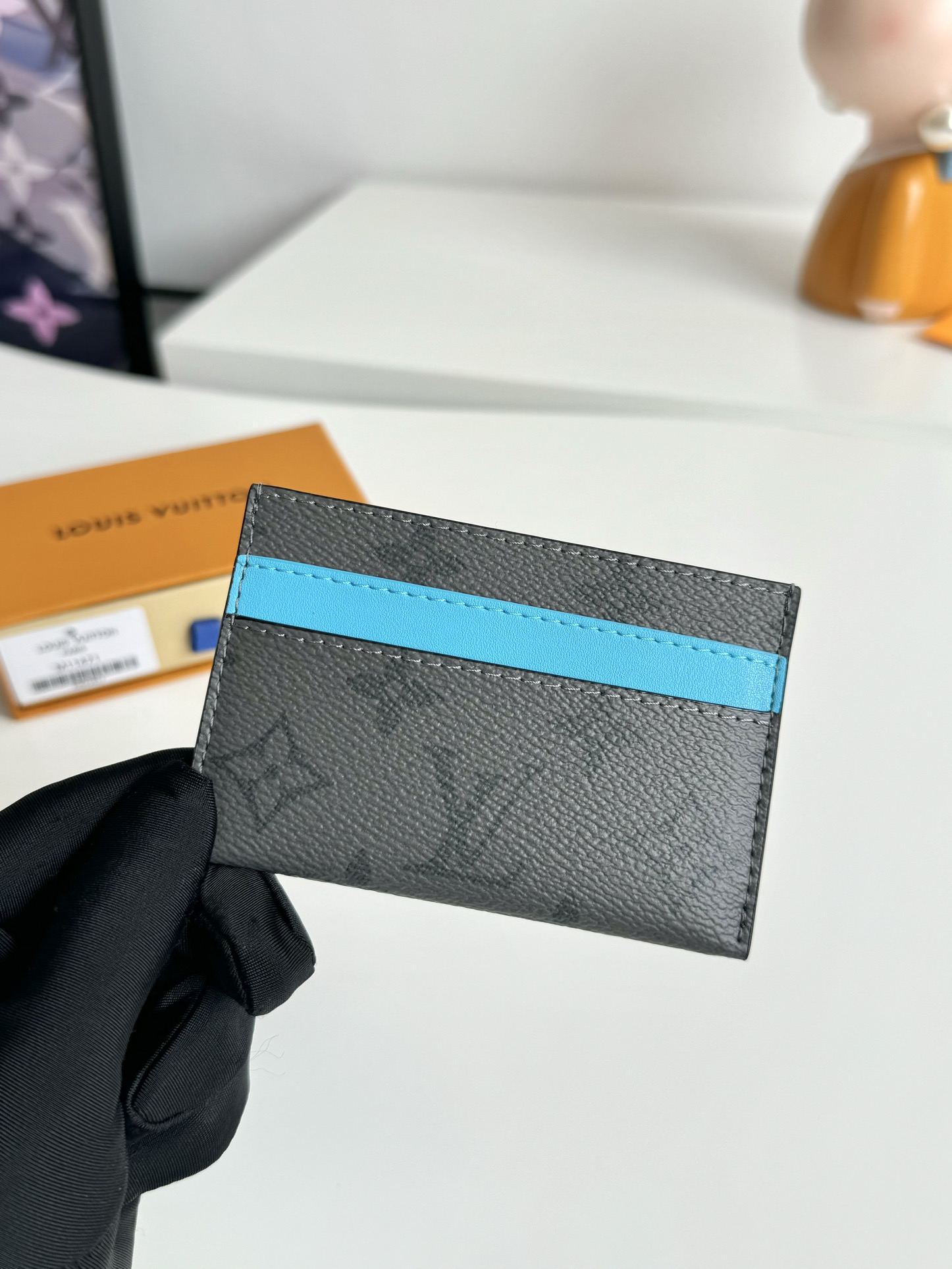 P220 M11471 This card holder is made of Monclerogram Eclipse Reverse canvas giving the Monclerogram pattern an elegant faded look and feel showing Pharrell Williams' fresh take on a classic element with a vintage Marque L.Vuitton Déposée logo on the front again paying tribute. Size: 11 x 7cm