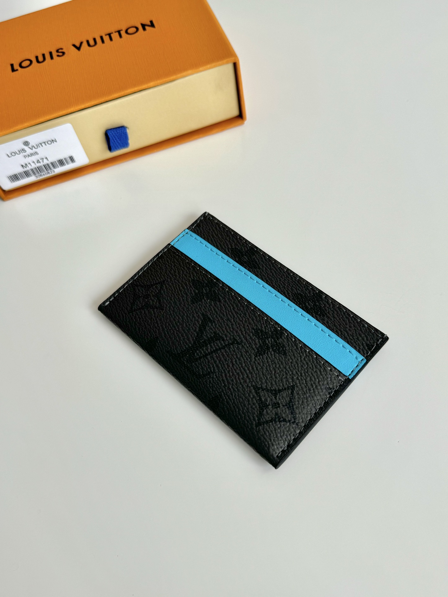 P220 M11471 This card holder is made of Monclerogram Eclipse Reverse canvas giving the Monclerogram pattern an elegant faded look and feel showing Pharrell Williams' fresh take on a classic element with a vintage Marque L.Vuitton Déposée logo on the front again paying tribute. Size: 11 x 7cm