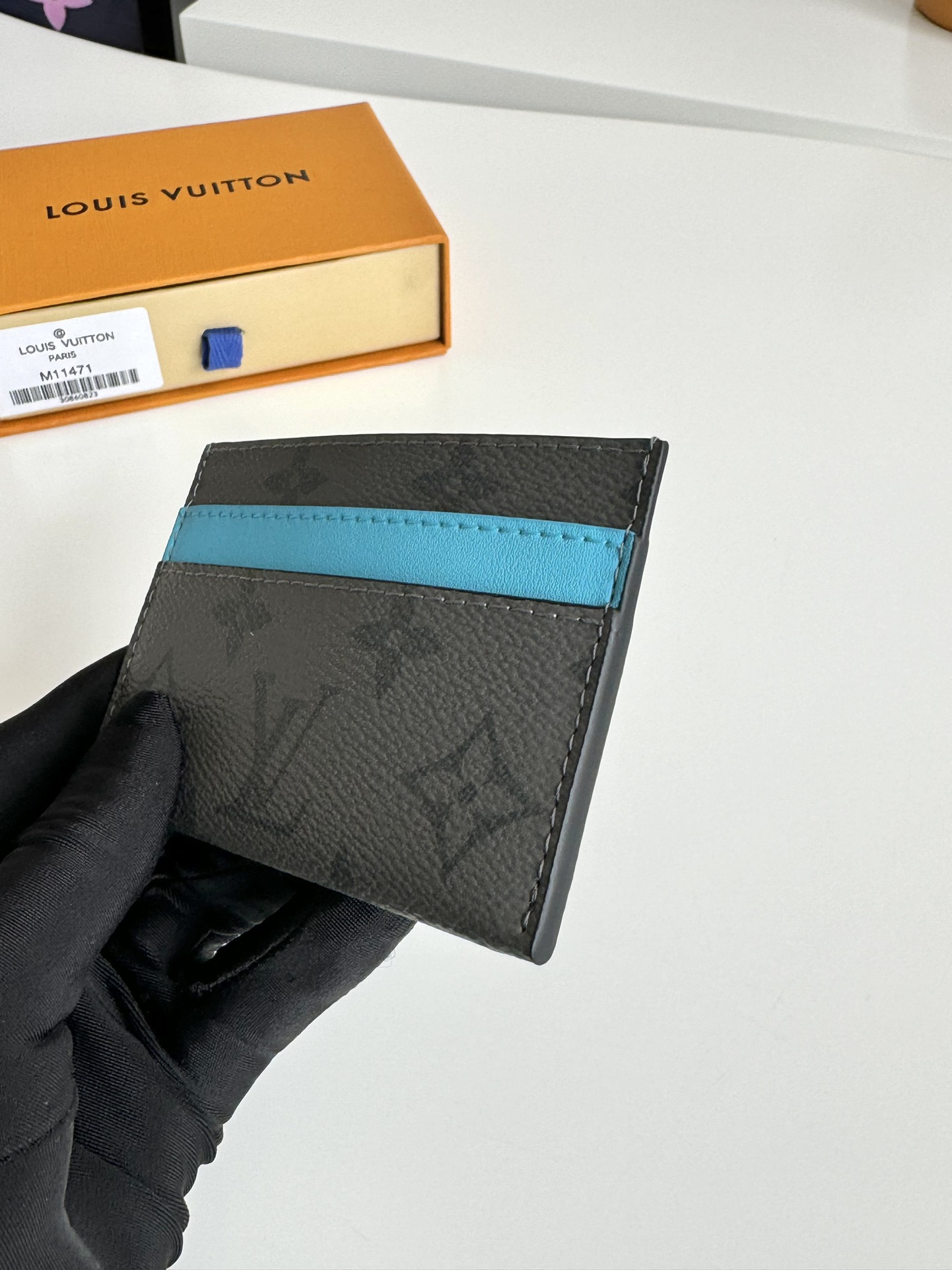 P220 M11471 This card holder is made of Monclerogram Eclipse Reverse canvas giving the Monclerogram pattern an elegant faded look and feel showing Pharrell Williams' fresh take on a classic element with a vintage Marque L.Vuitton Déposée logo on the front again paying tribute. Size: 11 x 7cm