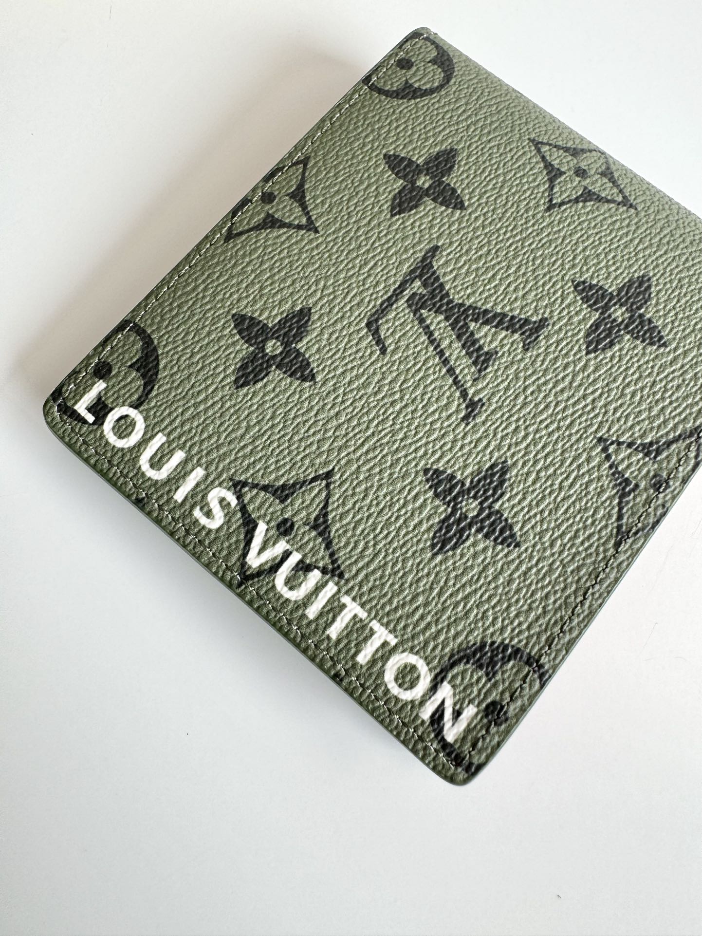 P400 M82798 This Slender wallet is made of Monclerogram canvas with a Monclerogram pattern in different shades on the inside and the Louis Vuitton logo written on the front side of the wallet.