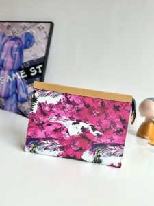 P600 M41696 Surf Rose Cette pochette Voyage est fabriquée en toile Monclerogram Surfin' de Pharrell Williams avec des bordures en cuir de vache pour un look de vacances romantique À l'intérieur, des compartiments pour cartes et des poches plaquées permettent un rangement ordonné et peuvent également être placés dans d'autres sacs à main pour un look urbain élégant. Une alternative tendance aux sacs à mainTaille : 27×21×6cm-Sacs de haute qualité