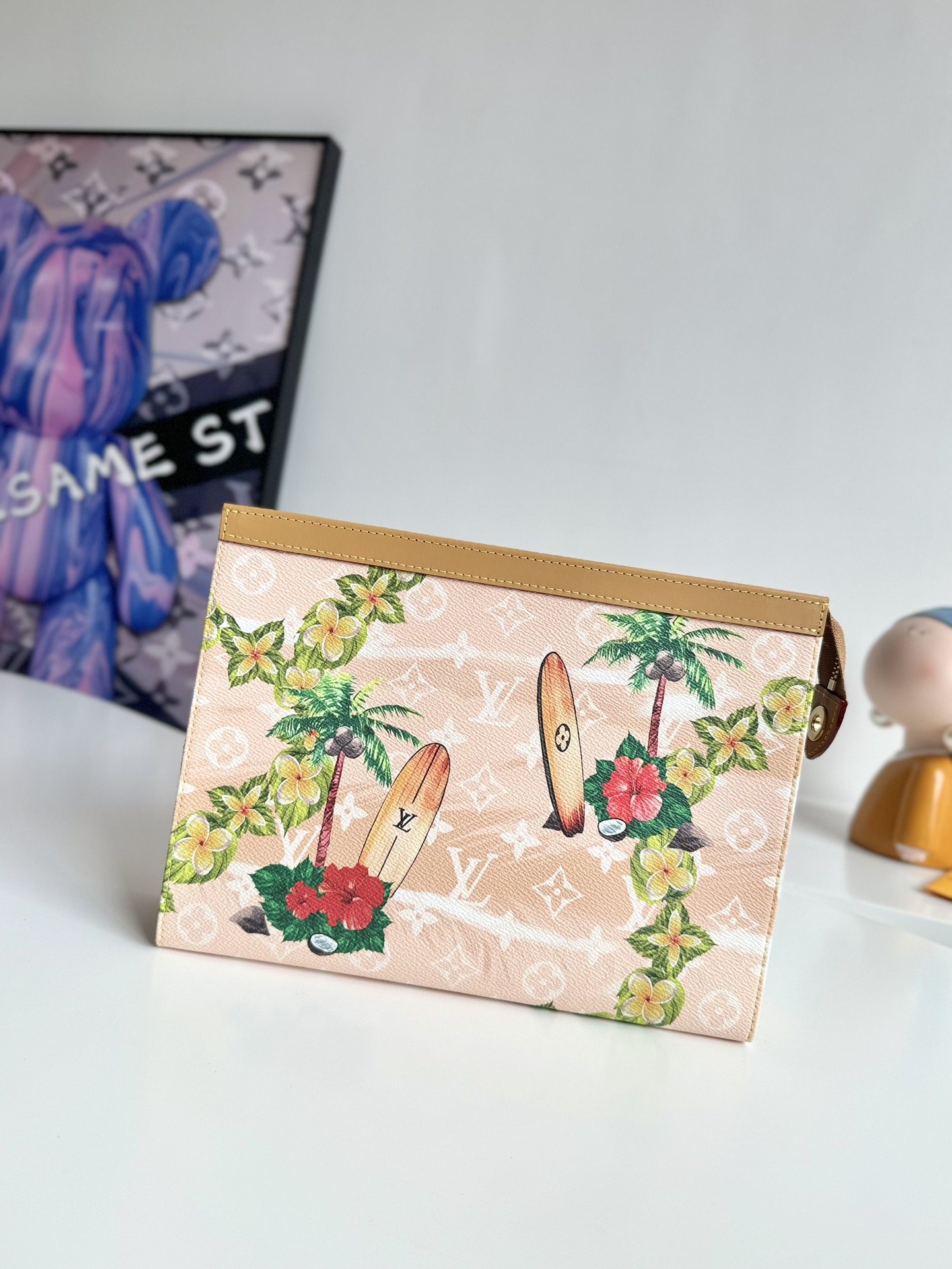 P600 M61692 Surf/M83465 Cette pochette Voyage est fabriquée en toile Monclerogram Surfin' de Pharrell Williams avec des garnitures en cuir de vachette pour un look de vacances romantique À l'intérieur, des compartiments pour cartes et des poches plaquées permettent un rangement ordonné et peuvent également être placés dans d'autres sacs. Une alternative branchée au sac à main urbain chicTaille : 27 x 21 x 6cm-Sacs de haute qualité