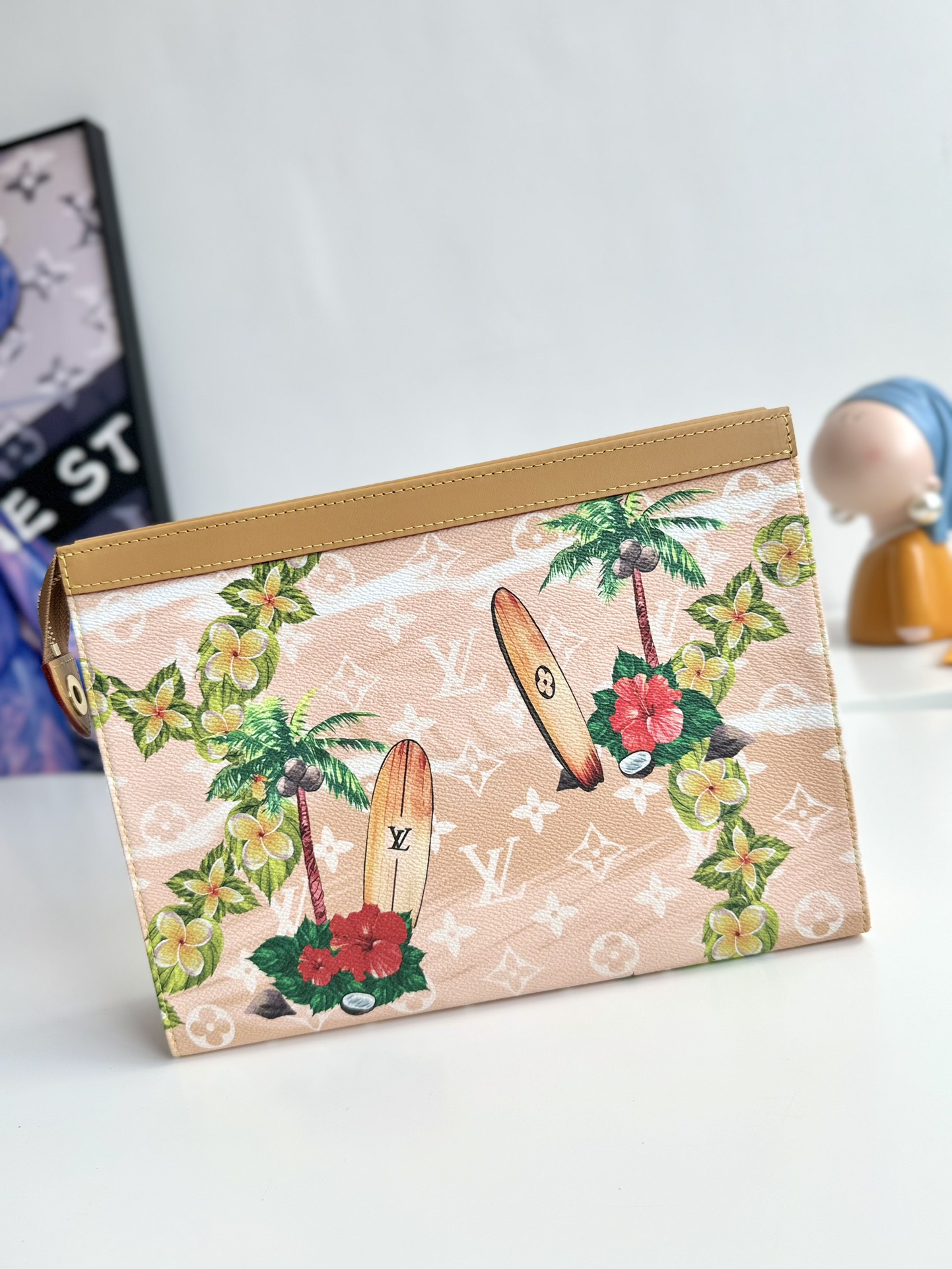 P600 M61692 Surf/M83465 Este clutch Pochette Voyage está confeccionado en lona Monclerogram Surfin' de Pharrell Williams con adornos de piel de vacuno para un look romántico de vacaciones En su interior, los compartimentos para tarjetas y los bolsillos de parche permiten un almacenamiento ordenado y también se pueden colocar en otros bolsos. Una alternativa moderna al elegante bolso urbanoTamaño: 27 x 21 x 6 cm-Bolsos de alta calidad