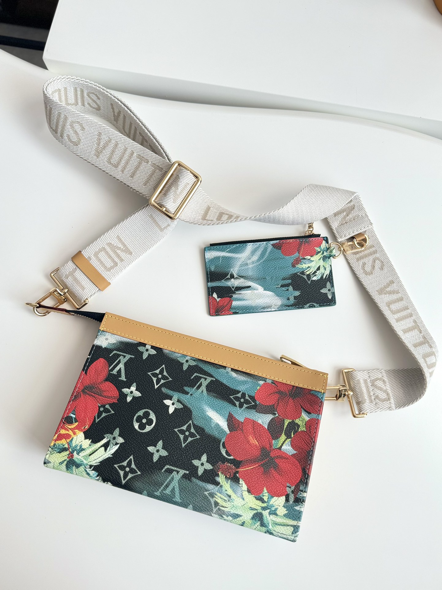 P840 M83466 Surf Blue Ce mini sac Gaston en toile Monclerogram Surfin' met en valeur les imprimés colorés de Pharrell Williams et est suffisamment compact pour contenir un smartphone et un petit portefeuille. Taille : 22 x 14.5 x 4.5cm-Sacs haute couture