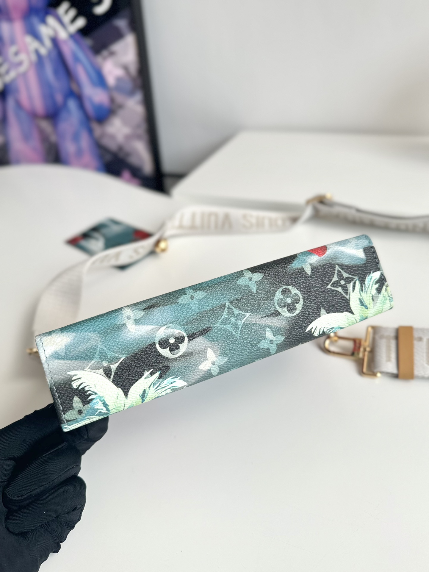 P840 M83466 Surf Blue Ce mini sac Gaston en toile Monclerogram Surfin' met en valeur les imprimés colorés de Pharrell Williams et est suffisamment compact pour contenir un smartphone et un petit portefeuille. Taille : 22 x 14.5 x 4.5cm-Sacs haute couture