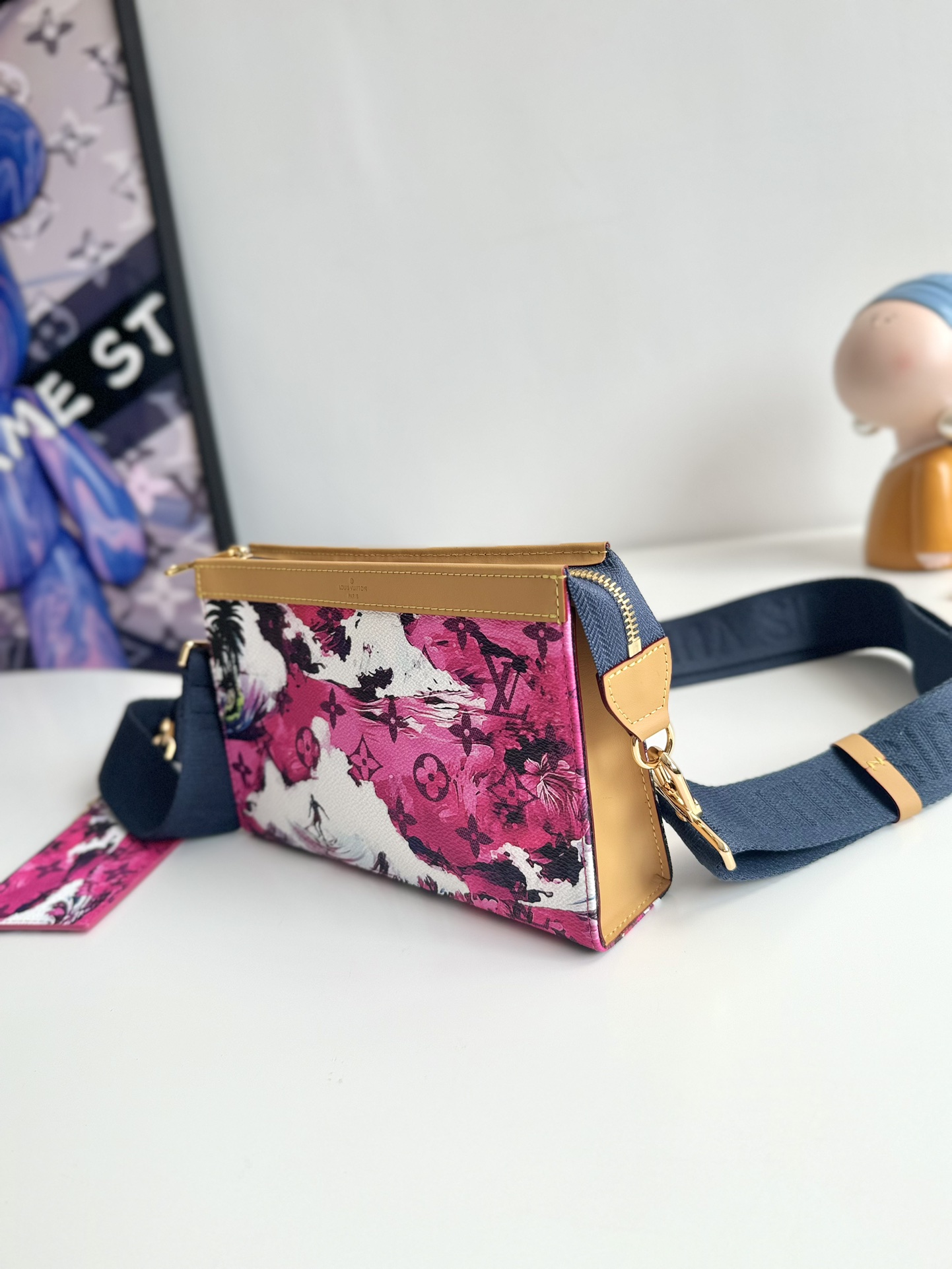 P840 M83466 Surf Rose Este minibolso Gaston en lona Surfin' de Monclerogram muestra la veraniega versión de Pharrell Williams de los estampados coloridos y es lo suficientemente compacto como para llevar un smartphone y un clip corto para el dinero. CrossbodyTamaño: 22 x 14,5 x 4,5 cm-Bolsos de alta costura