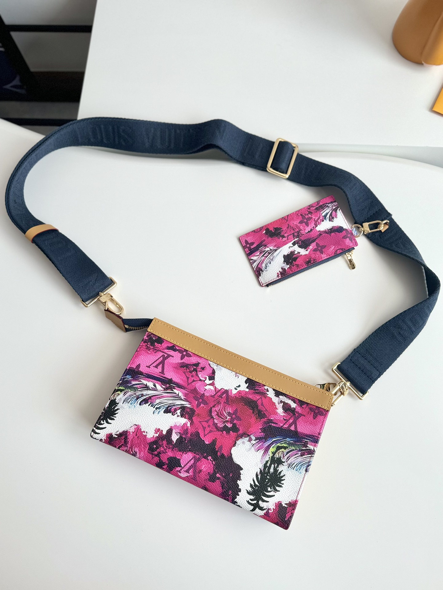 P840 M83466 Surf Rose Este minibolso Gaston en lona Surfin' de Monclerogram muestra la veraniega versión de Pharrell Williams de los estampados coloridos y es lo suficientemente compacto como para llevar un smartphone y un clip corto para el dinero. CrossbodyTamaño: 22 x 14,5 x 4,5 cm-Bolsos de alta costura