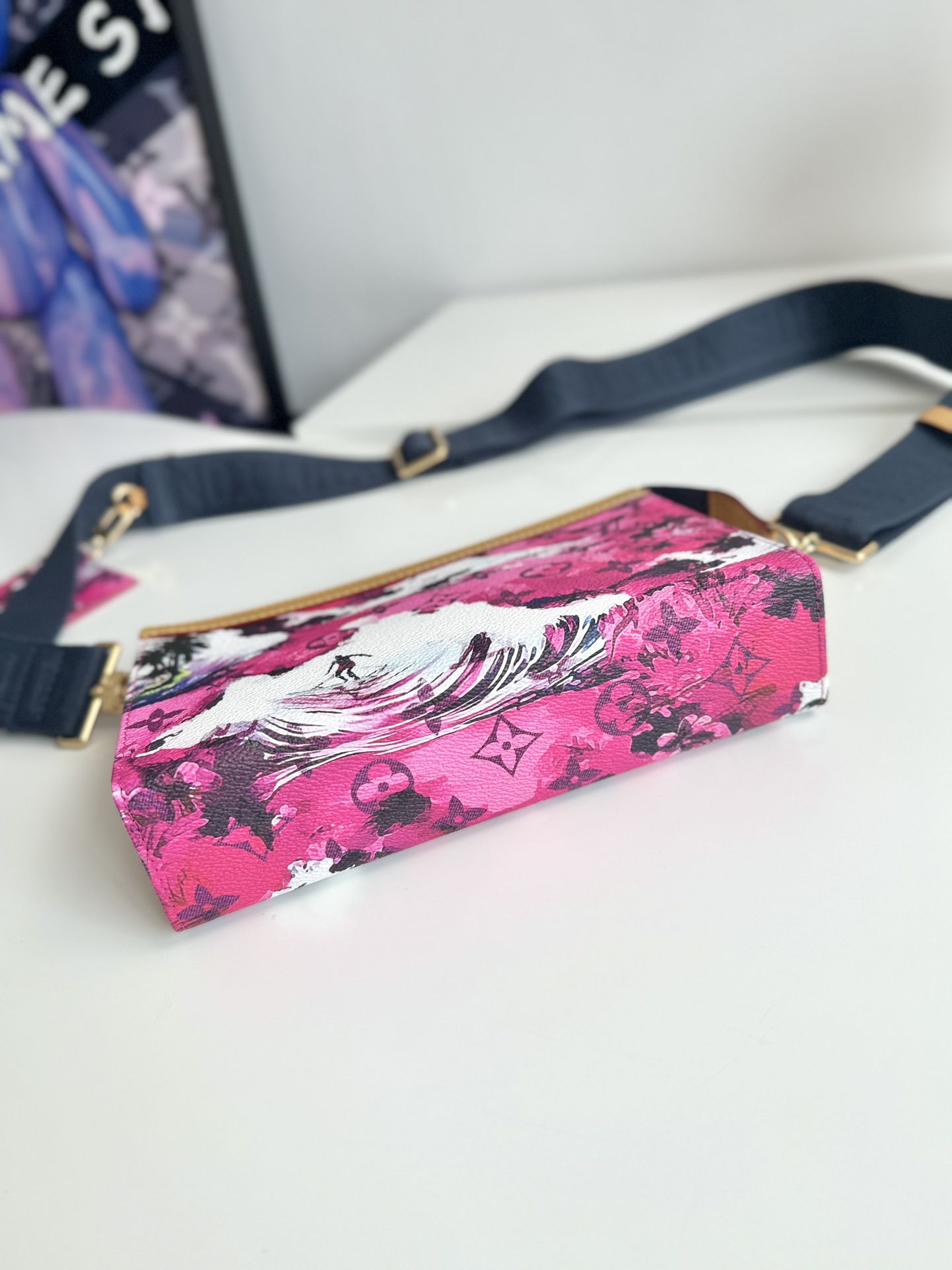 P840 M83466 Surf Rose Este minibolso Gaston en lona Surfin' de Monclerogram muestra la veraniega versión de Pharrell Williams de los estampados coloridos y es lo suficientemente compacto como para llevar un smartphone y un clip corto para el dinero. CrossbodyTamaño: 22 x 14,5 x 4,5 cm-Bolsos de alta costura