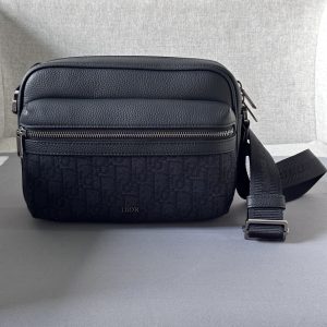 A bolsa mensageiro com zíper Rider 2.0 é uma peça prática e compacta, ideal para o uso diário.Confeccionada em tecido estampado Oblique pretoDecorado com o logotipo Dior na frente e adornado com detalhes em couro de vaca preto granuladoCompartimento principal com zíper e bolso com zíper na frentePode ser usada para organizar uma variedade de itens essenciais do dia a diaColega de ombro ou transversal com alça ajustável Christian DiorModelo n.º 8038Tamanho 23-7,5 17-7.5Corpo: Couro de vacaAlgodãoTecido técnicoRevestimento: AlgodãoTecido técnicoCouroCompartimento principal com fecho de correrBolso frontal com fecho de correrBolso interior com fendaBolso posterior com fendaBlogótipo Christian Dior ajustávelAlças em jacquard de nylon e couro de vacaFrente adornada com uma sobreposição de metalBrasão do logótipo DiorInterior do logótipo Dior em relevoSaco para o pó interior 19170960-Sacos de alta qualidade