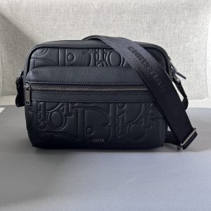 Prático e compacto, o saco mensageiro com fecho de correr Rider 2.0 é a peça ideal para o dia a dia.Couro estampado Dior GravityCouro estampado em relevo com um motivo clássico primorosamente trabalhado em couro de vaca pretoA frente é decorada com detalhes em couro de vaca granulado na mesma tonalidade e com o logótipo Dior, um testemunho da perícia dos ateliers Dior.Compartimentos com fecho de correr e bolsos frontaisPara guardar os seus objectos pessoaisCompanhado de uma alça ajustável para transportar ao ombro ou ao longo do corpo. Alça ajustávelPara levar ao ombro ou à tiracoloModelo n.º 8039Tamanho 23-17-7,5NylonCompartimento principal interior com fecho de correrBolso interior com fendaBolso frontal com fecho de correrBolso traseiro com fendaBlogótipo Christian Dior ajustávelJacquard de nylon e pele de vacaAlça de ombroFrente adornada com metal sobrepostoBlogótipo Dior em latãoInteriormente, logótipo Dior em relevoSaco para o pó interior 191701000-Sacos de alta qualidade