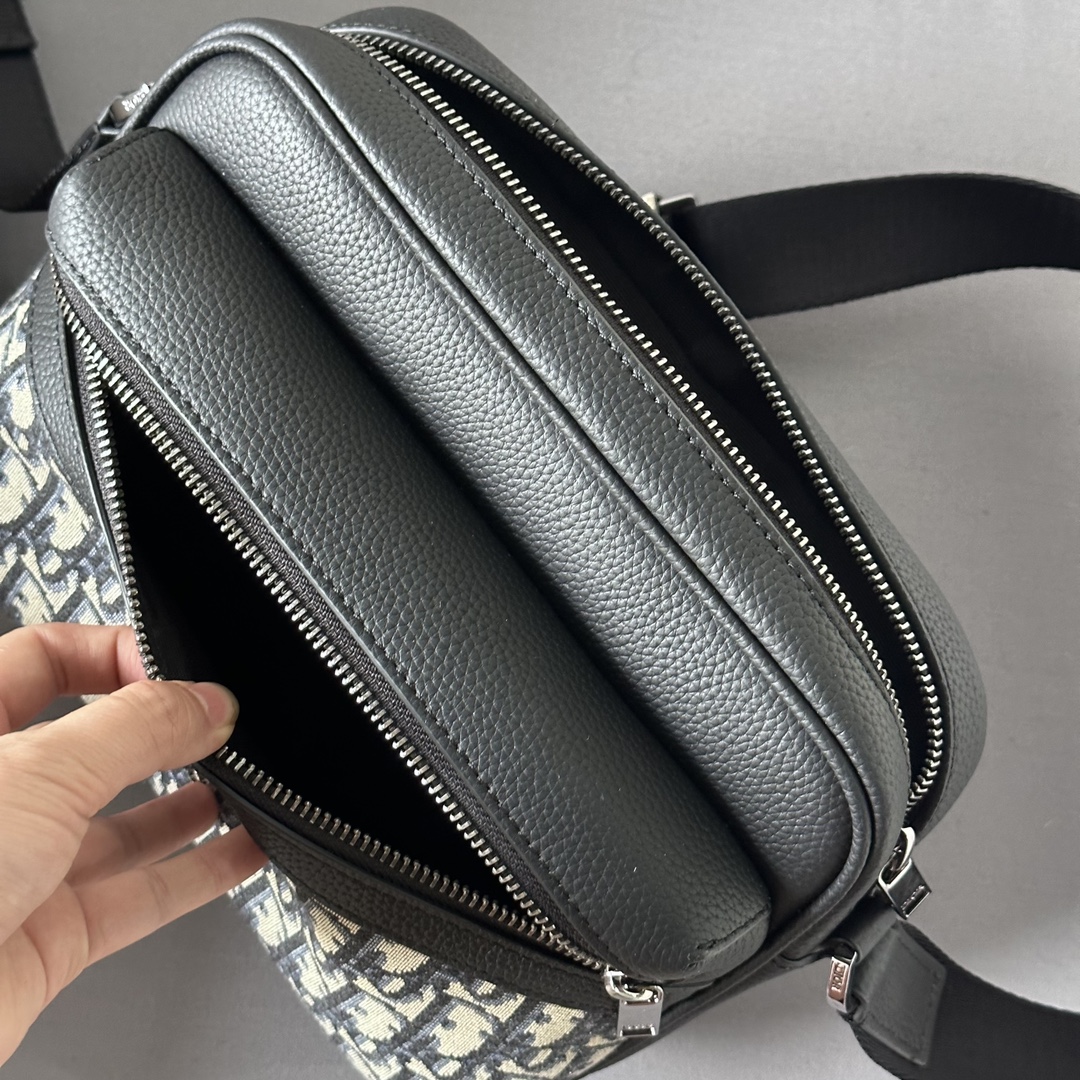 Pratique et compact, le sac messager Rider 2.0 Zip Messenger Bag est idéal pour un usage quotidien. Il est fabriqué en tissu beige et noir imprimé Oblique avec des détails en cuir de vache grainé noir et le logo Dior embelli sur le devant. Compartiment zippé et poche zippée sur le devant pour organiser vos essentiels quotidiens. Grâce à la sangle réglable Christian Dior, il peut être porté à l'épaule ou en travers du corps.Numéro de modèle 8038Taille 23-17-7.5Corps : coton vachetteTissu techniqueDoublure : coton vachetteTissu techniqueCotonCachette Compartiment principal zippéPoche avant zippéePoche intérieure passepoiléePoche arrière passepoiléeLogo Christian Dior ajustableSangles en jacquard de nylon et cuir de vachetteSignature Dior en laiton laminé sur le devantSignature Dior en relief à l'intérieurPochette intérieure anti-poussière incluse19170960