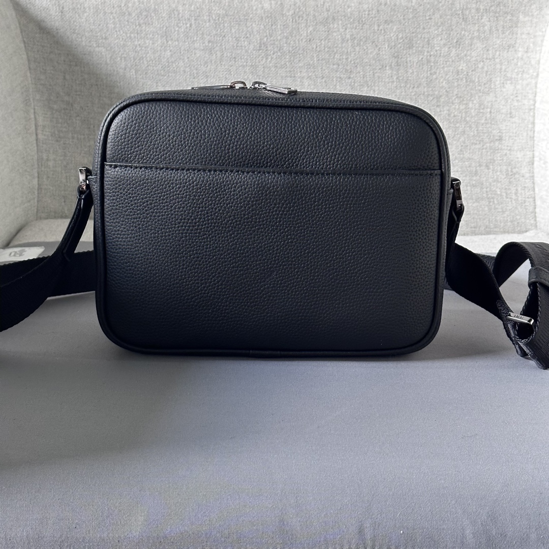 Pratique et compact, le sac messager Rider 2.0 Zip Messenger Bag est idéal pour un usage quotidien. Il est fabriqué en tissu beige et noir imprimé Oblique avec des détails en cuir de vache grainé noir et le logo Dior embelli sur le devant. Compartiment zippé et poche zippée sur le devant pour organiser vos essentiels quotidiens. Grâce à la sangle réglable Christian Dior, il peut être porté à l'épaule ou en travers du corps.Numéro de modèle 8038Taille 23-17-7.5Corps : coton vachetteTissu techniqueDoublure : coton vachetteTissu techniqueCotonCachette Compartiment principal zippéPoche avant zippéePoche intérieure passepoiléePoche arrière passepoiléeLogo Christian Dior ajustableSangles en jacquard de nylon et cuir de vachetteSignature Dior en laiton laminé sur le devantSignature Dior en relief à l'intérieurPochette intérieure anti-poussière incluse19170960