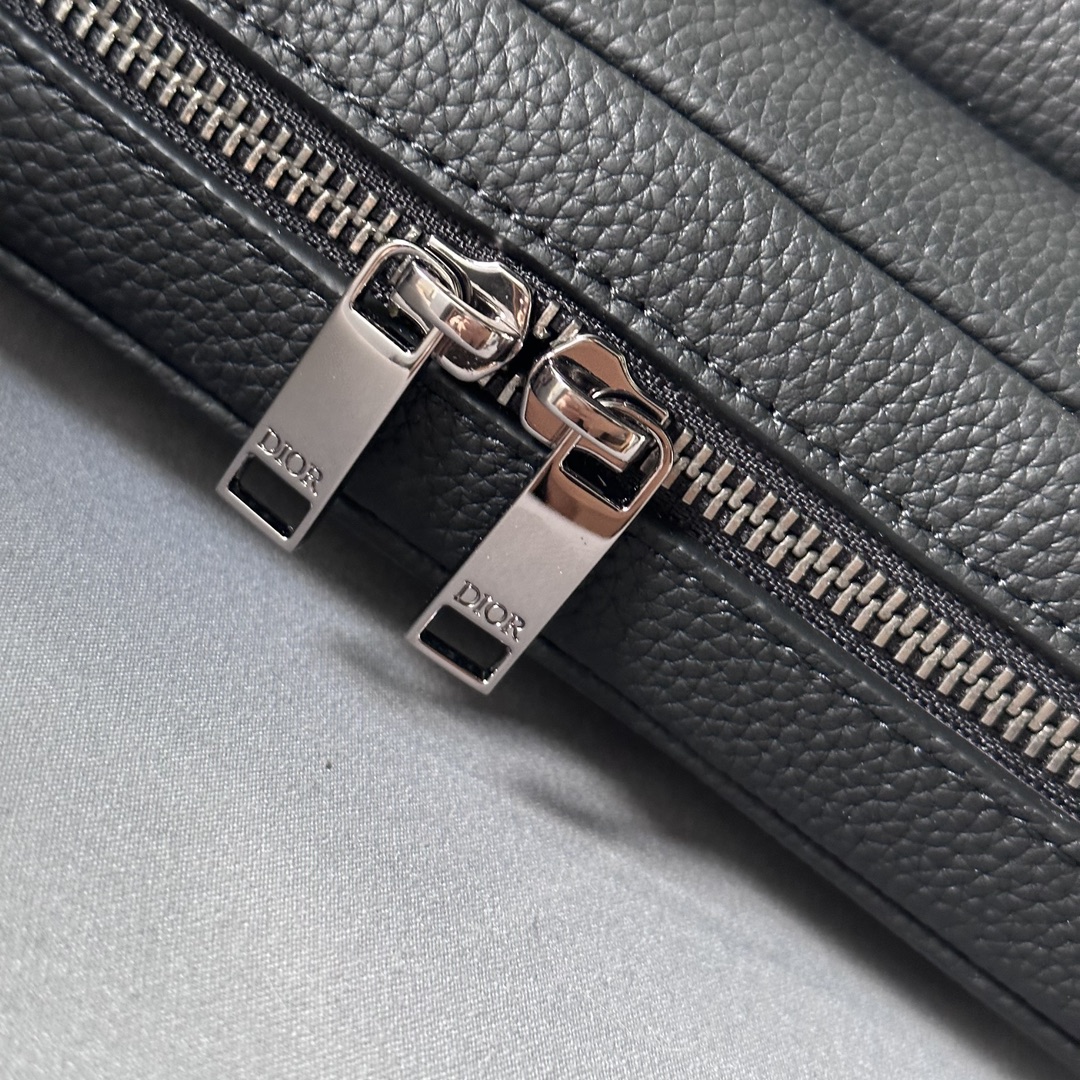 Pratique et compact, le sac messager Rider 2.0 Zip Messenger Bag est idéal pour un usage quotidien. Il est fabriqué en tissu beige et noir imprimé Oblique avec des détails en cuir de vache grainé noir et le logo Dior embelli sur le devant. Compartiment zippé et poche zippée sur le devant pour organiser vos essentiels quotidiens. Grâce à la sangle réglable Christian Dior, il peut être porté à l'épaule ou en travers du corps.Numéro de modèle 8038Taille 23-17-7.5Corps : coton vachetteTissu techniqueDoublure : coton vachetteTissu techniqueCotonCachette Compartiment principal zippéPoche avant zippéePoche intérieure passepoiléePoche arrière passepoiléeLogo Christian Dior ajustableSangles en jacquard de nylon et cuir de vachetteSignature Dior en laiton laminé sur le devantSignature Dior en relief à l'intérieurPochette intérieure anti-poussière incluse19170960