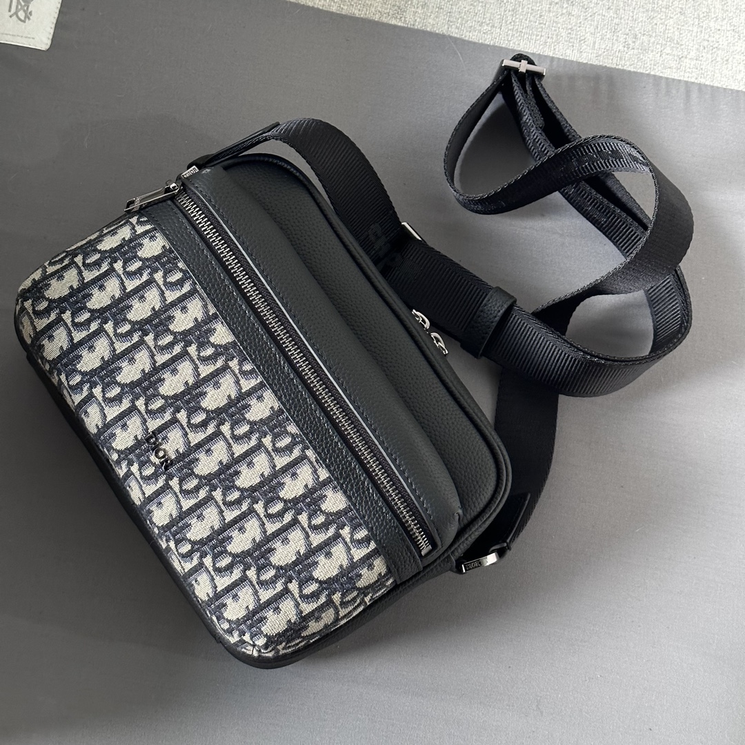 Pratique et compact, le sac messager Rider 2.0 Zip Messenger Bag est idéal pour un usage quotidien. Il est fabriqué en tissu beige et noir imprimé Oblique avec des détails en cuir de vache grainé noir et le logo Dior embelli sur le devant. Compartiment zippé et poche zippée sur le devant pour organiser vos essentiels quotidiens. Grâce à la sangle réglable Christian Dior, il peut être porté à l'épaule ou en travers du corps.Numéro de modèle 8038Taille 23-17-7.5Corps : coton vachetteTissu techniqueDoublure : coton vachetteTissu techniqueCotonCachette Compartiment principal zippéPoche avant zippéePoche intérieure passepoiléePoche arrière passepoiléeLogo Christian Dior ajustableSangles en jacquard de nylon et cuir de vachetteSignature Dior en laiton laminé sur le devantSignature Dior en relief à l'intérieurPochette intérieure anti-poussière incluse19170960