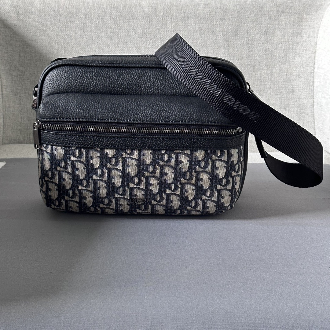 Pratique et compact, le sac messager Rider 2.0 Zip Messenger Bag est idéal pour un usage quotidien. Il est fabriqué en tissu beige et noir imprimé Oblique avec des détails en cuir de vache grainé noir et le logo Dior embelli sur le devant. Compartiment zippé et poche zippée sur le devant pour organiser vos essentiels quotidiens. Grâce à la sangle réglable Christian Dior, il peut être porté à l'épaule ou en travers du corps.Numéro de modèle 8038Taille 23-17-7.5Corps : coton vachetteTissu techniqueDoublure : coton vachetteTissu techniqueCotonCachette Compartiment principal zippéPoche avant zippéePoche intérieure passepoiléePoche arrière passepoiléeLogo Christian Dior ajustableSangles en jacquard de nylon et cuir de vachetteSignature Dior en laiton laminé sur le devantSignature Dior en relief à l'intérieurPochette intérieure anti-poussière incluse19170960